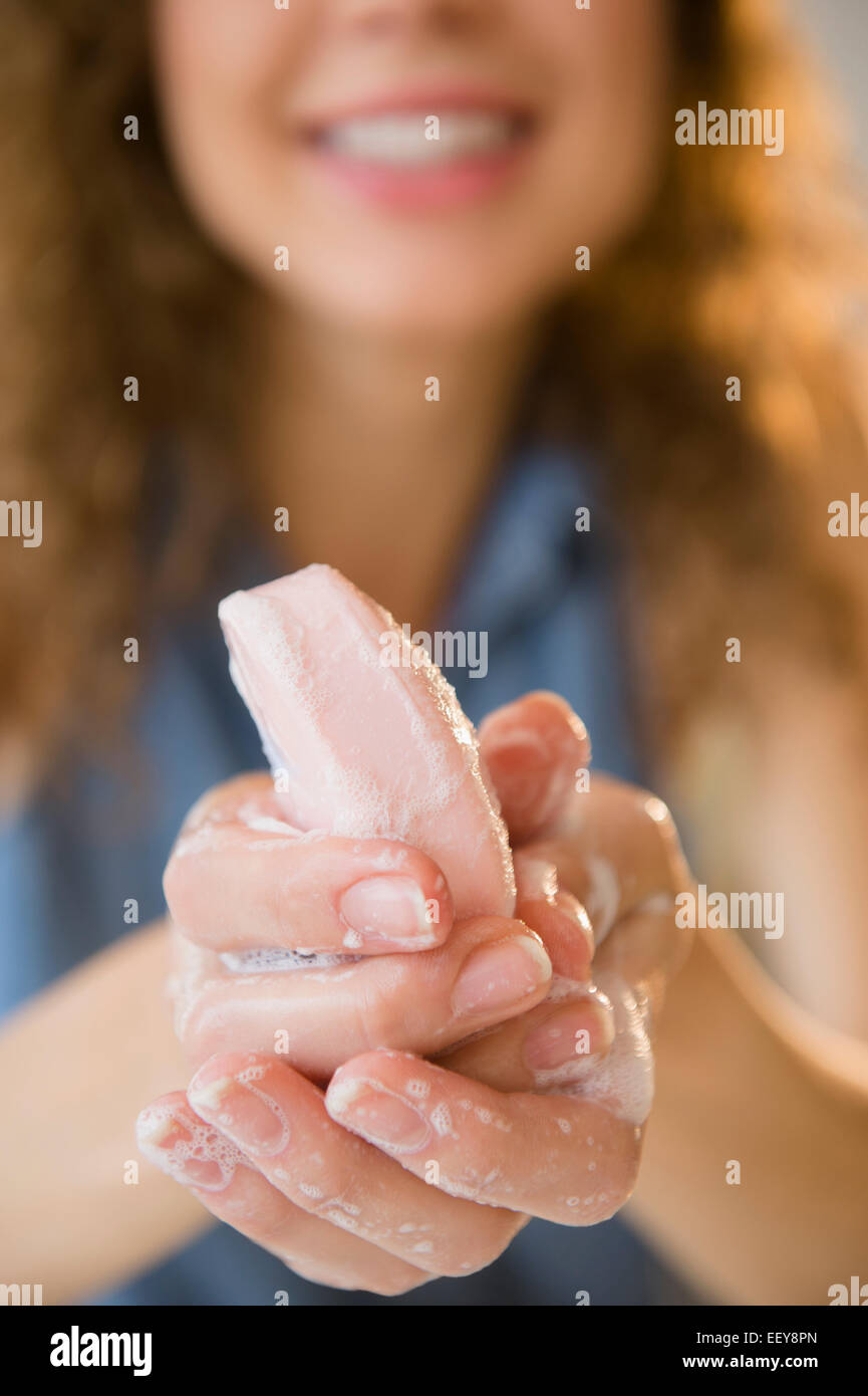 Femme laver les mains avec du savon, Close up Banque D'Images