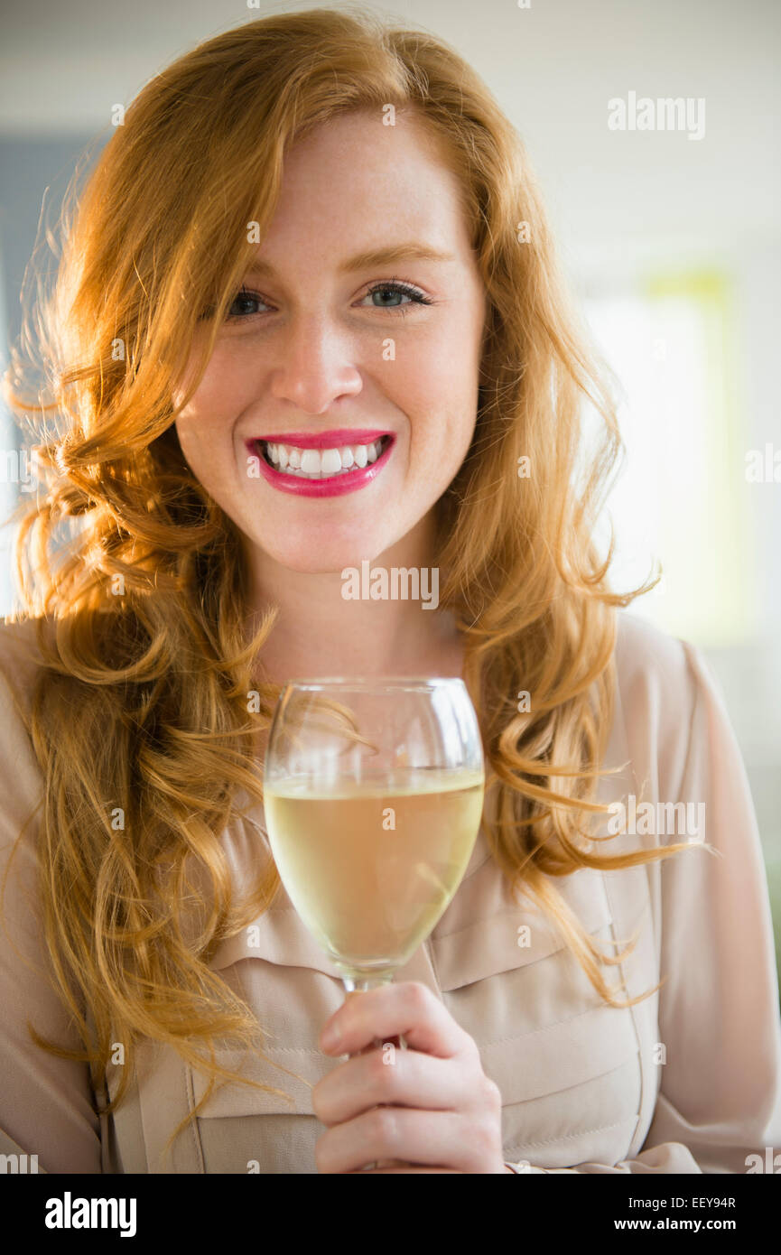 Portrait of attractive woman holding wine glass Banque D'Images