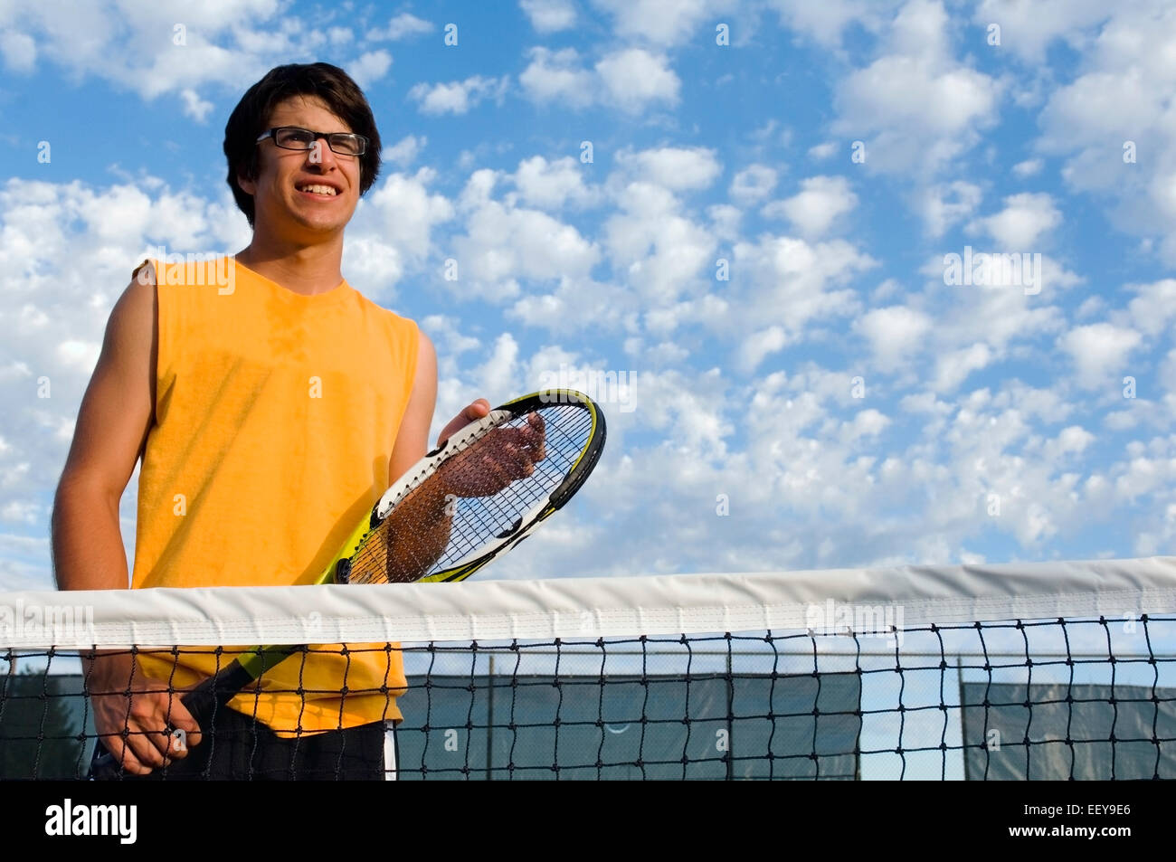 Tennis player seul sur une cour Banque D'Images