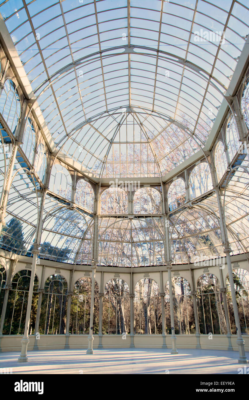 Le palais de cristal, verre structure dans le parc du Retiro , Monument à  Alfonso XII Madrid, Espagne Photo Stock - Alamy