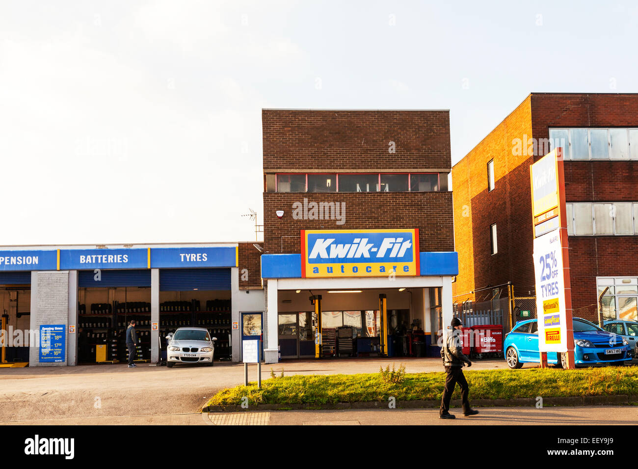 Pneu pneus pneu Kwik fit le service de remplacement de batteries Lincolnshire Humberside Grimsby Town centre UK Angleterre Banque D'Images