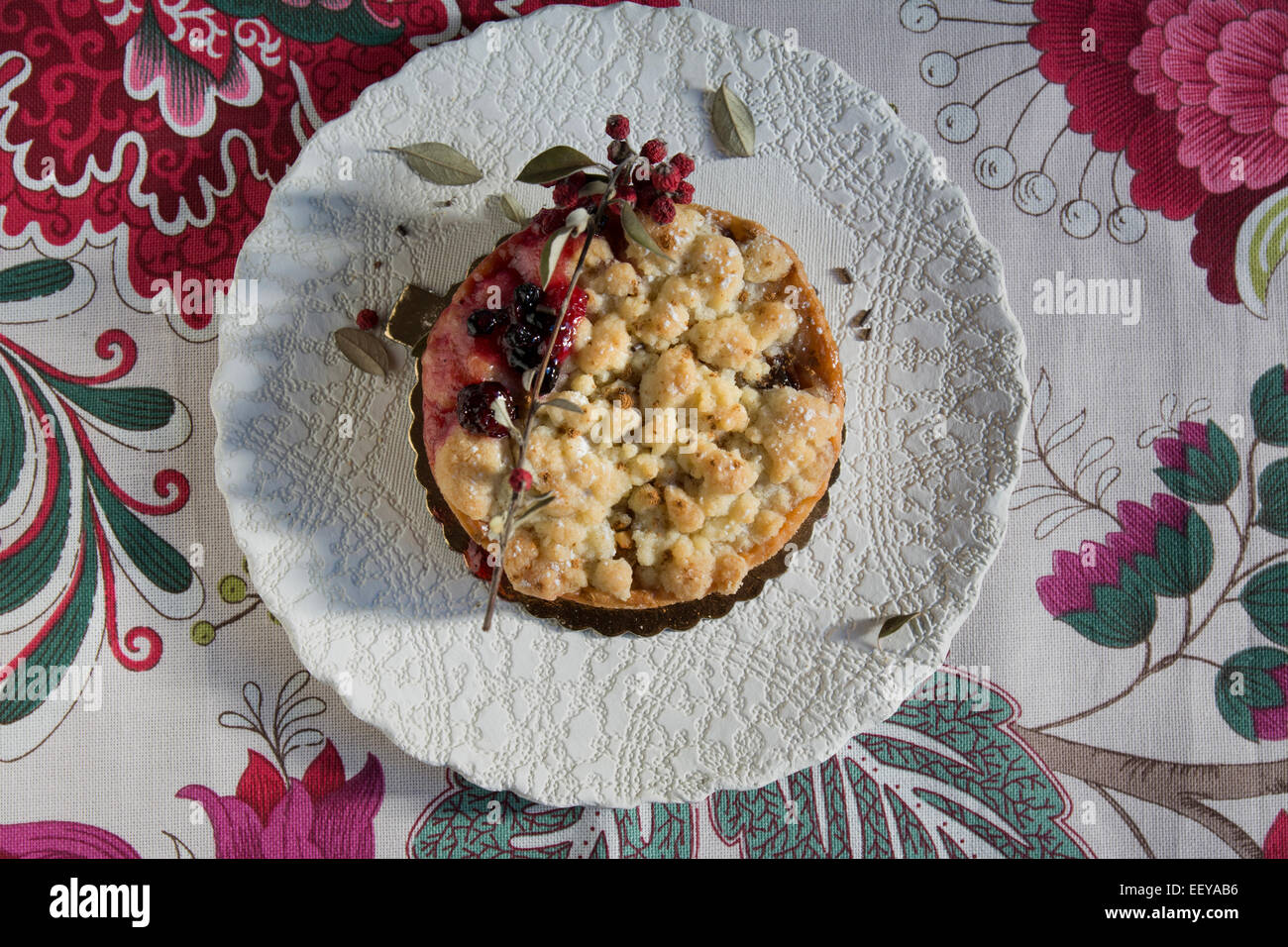 Délicieux petit cherry pie sur nappe floral Banque D'Images