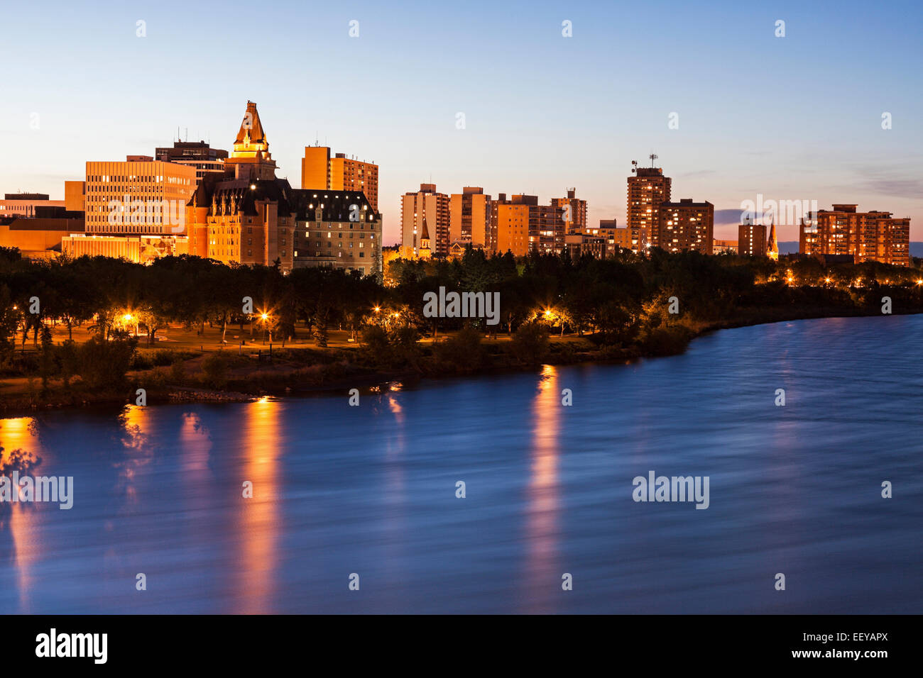 Canada, Saskatchewan, Saskatoon, éclairé cityscape at Dusk Banque D'Images