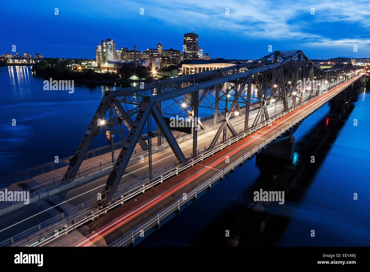 Canada, Québec, Ottawa, le pont Alexandra et la rivière à la tombée de la banque Banque D'Images