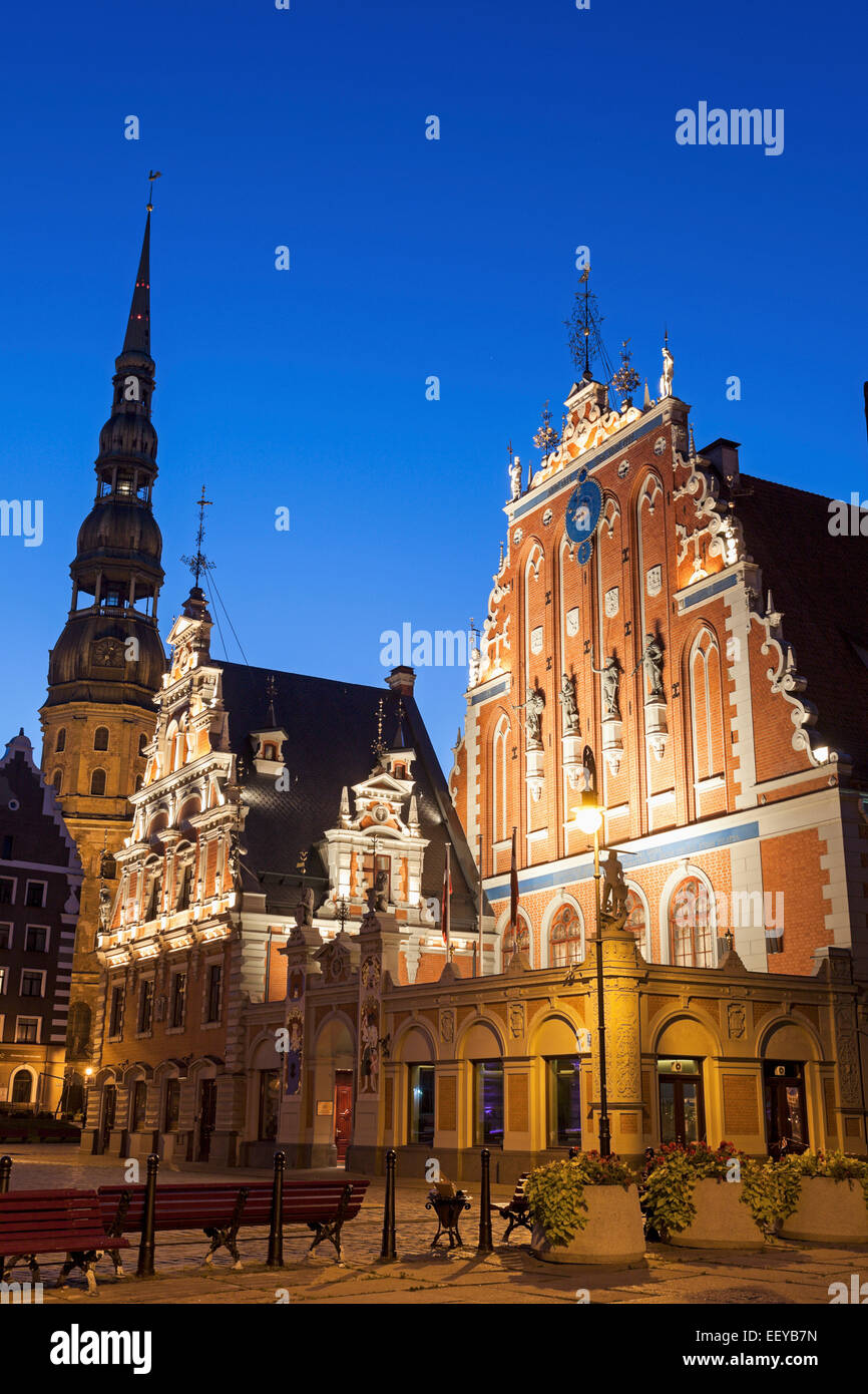 La Lettonie, Riga, Allumé Maison des Têtes Noires et Eglise St Peter contre le ciel bleu Banque D'Images
