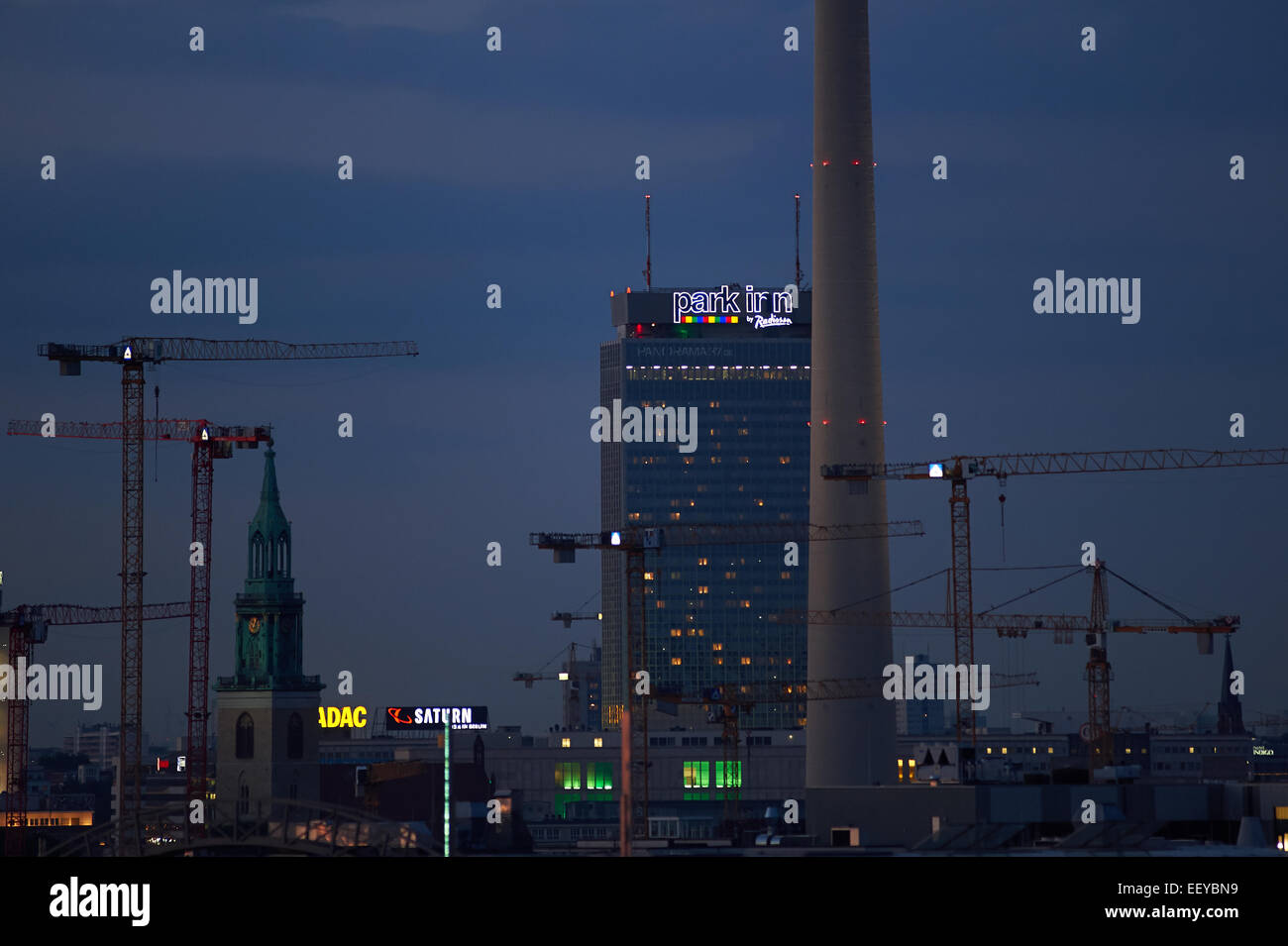 Berlin, Allemagne, l'Alexanderplatz est une place centrale et carrefour dans le quartier de Mitte Banque D'Images