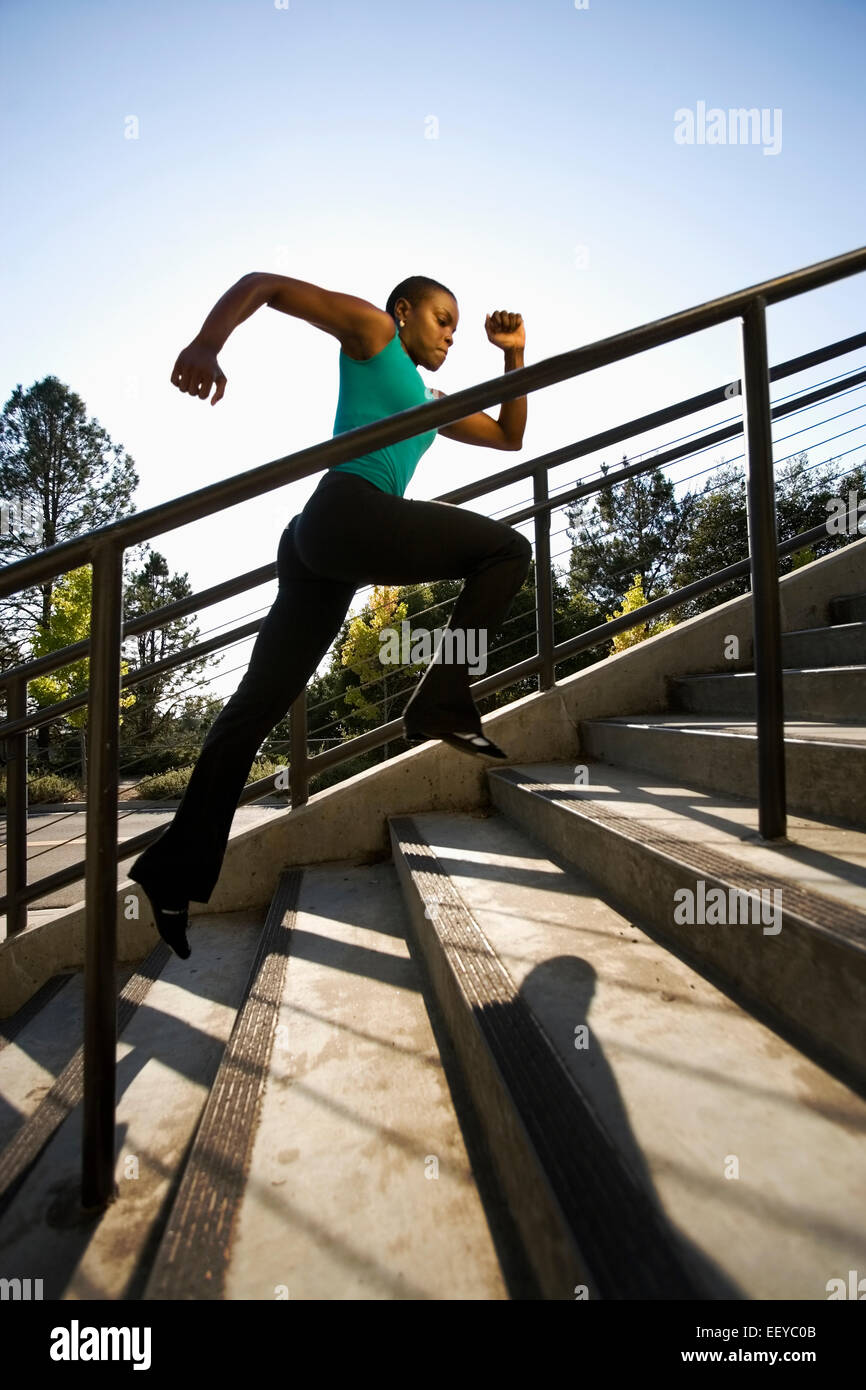 USA, California, Berkeley, Woman running on steps Banque D'Images