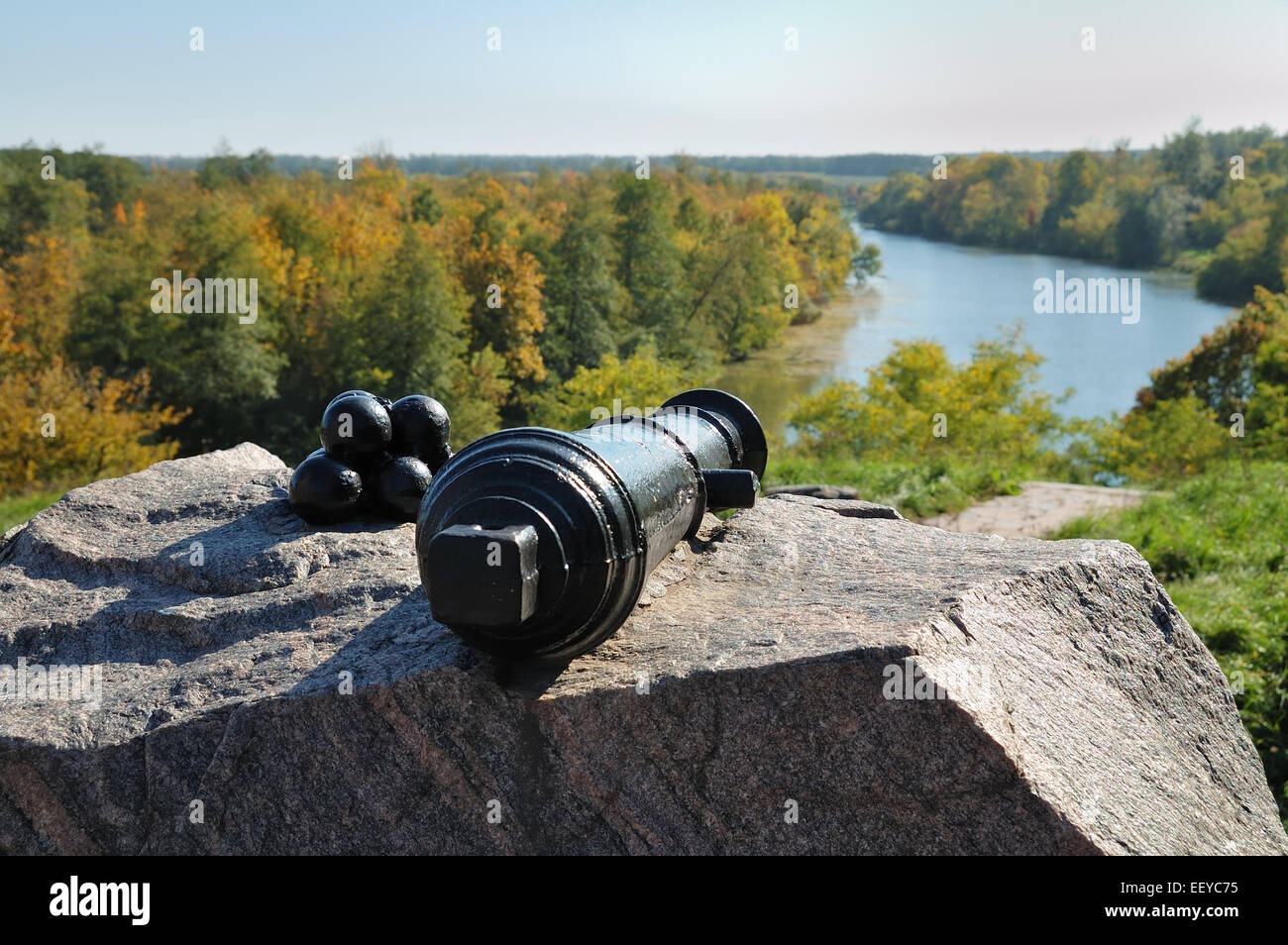 Avec des boulets de canon défend la rivière Banque D'Images