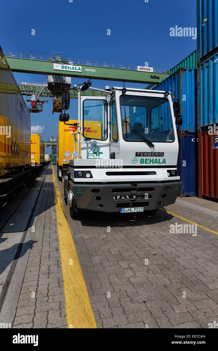 Berlin, Allemagne, electric-truck Terminal à conteneurs dans le port de l'Ouest Banque D'Images