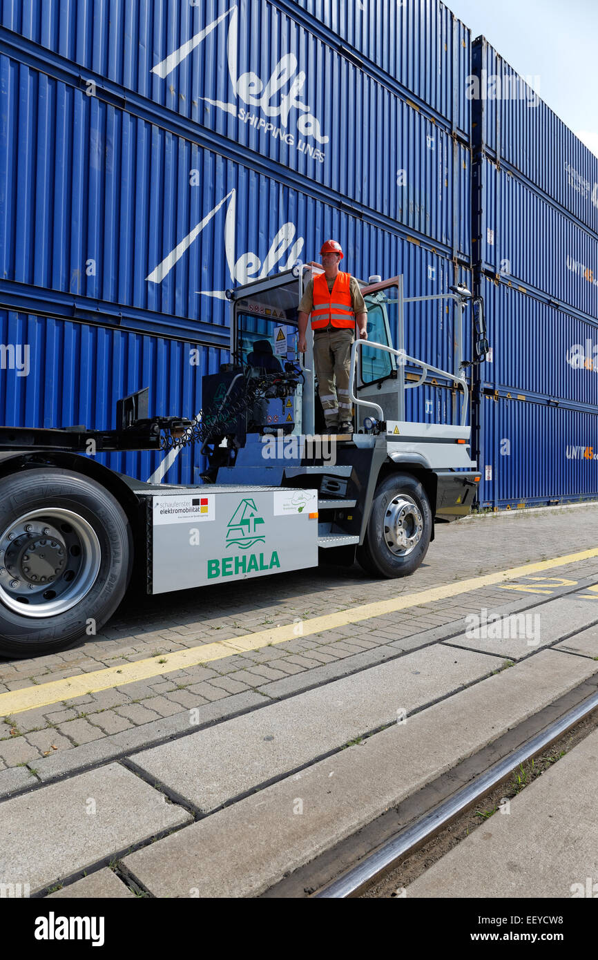 Berlin, Allemagne, electric-truck Terminal à conteneurs dans le port de l'Ouest Banque D'Images