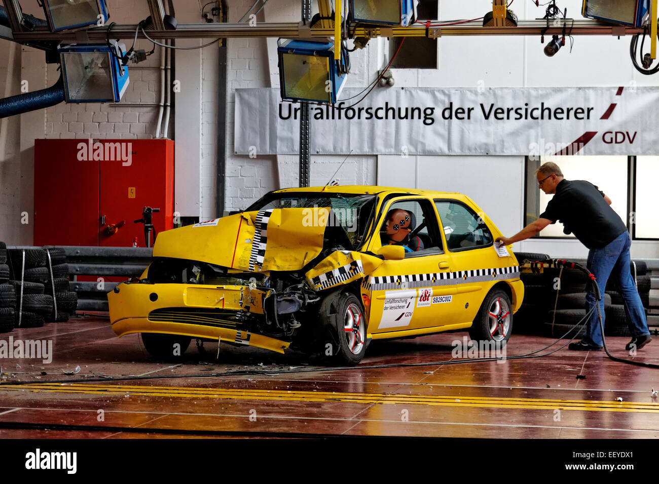 Vieille voiture Crash Test - les jeunes conducteurs Banque D'Images