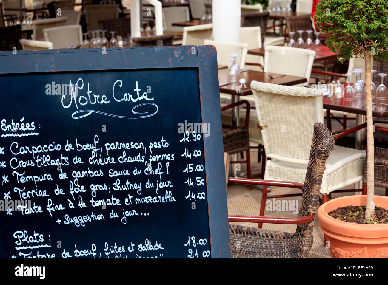 Paris en scène typique de café avec des tables et des chaises disposées dans la rue. Banque D'Images