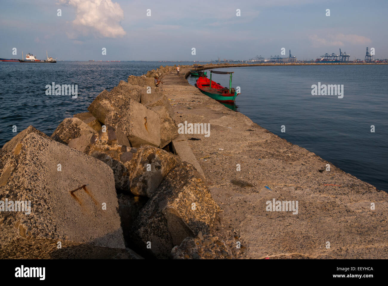 Structure de brise-lames et plate-forme en béton sur le bassin tournant du port de Jakarta à Tanjung Priok, dans le nord de Jakarta, Jakarta, Indonésie. Banque D'Images