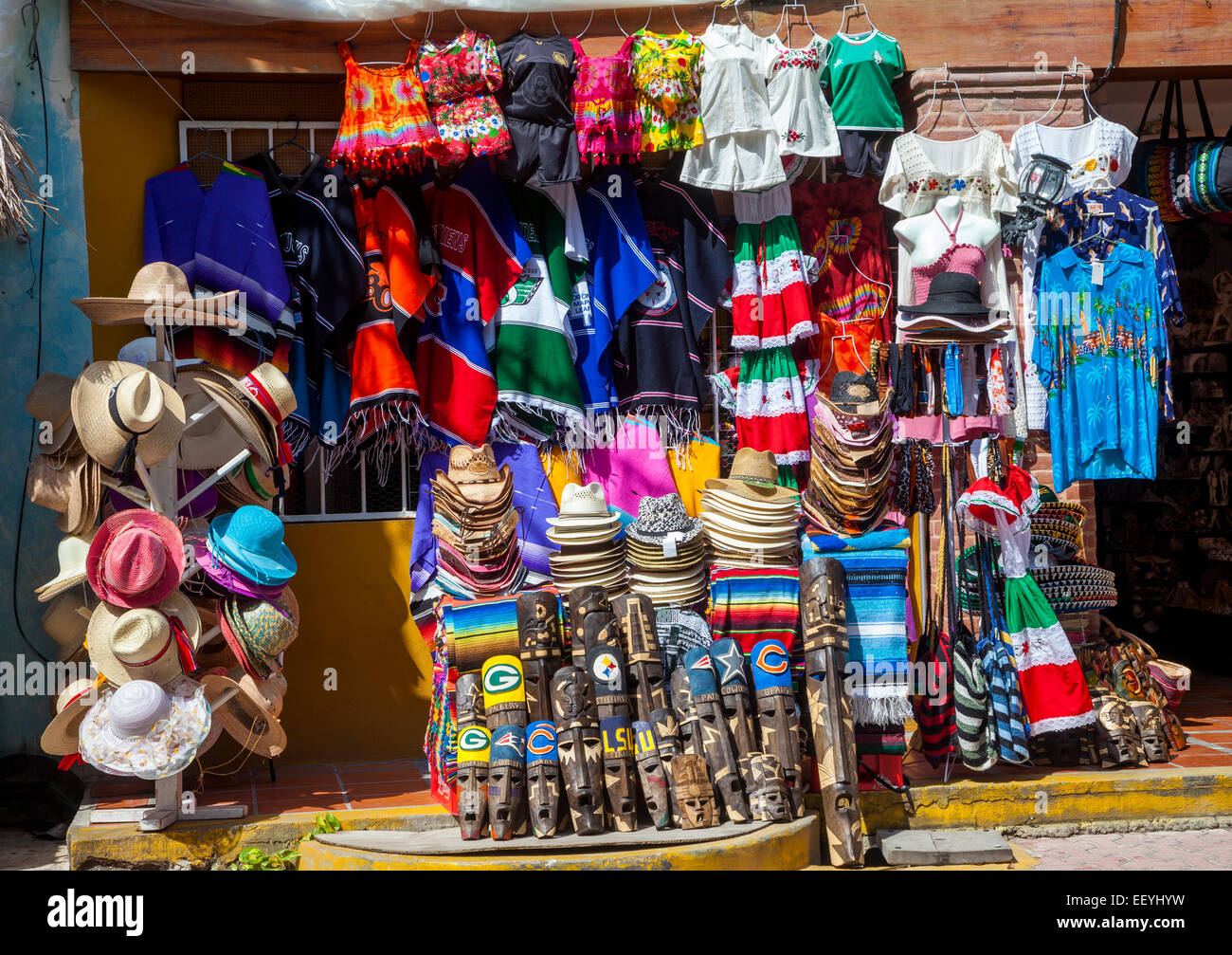Boutiques de souvenirs vendant des chapeaux, des masques, des vêtements,  des accessoires. Playa del Carmen, Riviera Maya, Yucatan, Mexique Photo  Stock - Alamy