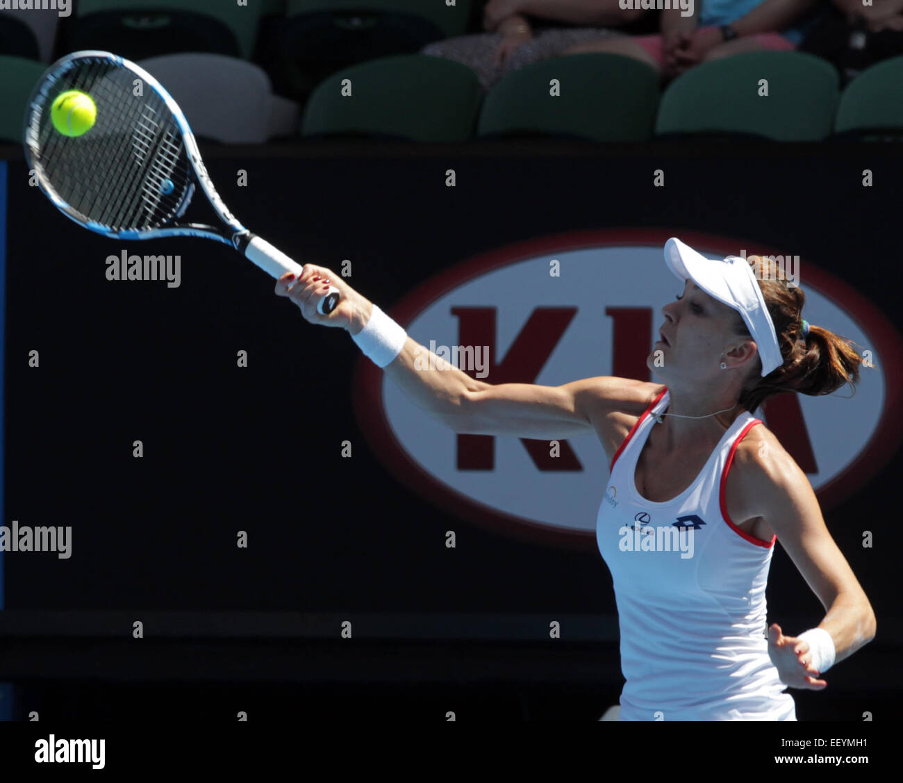 Melbourne, Australie. 24 Jan, 2015. Agnieszka Radwanska de Pologne renvoie la balle contre Varvara Lepchenko des États-Unis au cours de la troisième série de la féministe des célibataires le jour 6 de l'Australian Open 2015 Tournoi de tennis à Melbourne le 24 janvier 2015. Agnieszka Radwanska a remporté 6-0 7-5. Credit : Jin Linpeng/Xinhua/Alamy Live News Banque D'Images