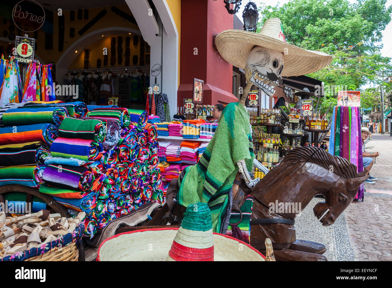 Un Cheval squelette Catrina, l'entrée d'un magasin de souvenirs. Playa del Carmen, Yucatan, Mexique. Banque D'Images