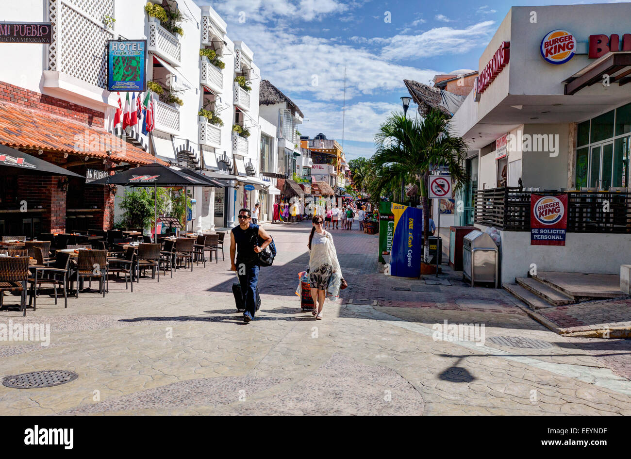 Scène de rue ; les touristes à leur hôtel. Playa del Carmen, Yucatan, Riviera Maya, Mexique. Banque D'Images