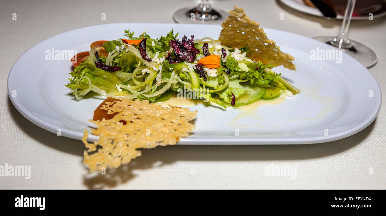 Les Verts : la cuisine mexicaine, le Chiapas le fromage, pâte de coing Até, Fried l'hibiscus, poudre de piment piquin, vinaigrette à l'orange. Banque D'Images