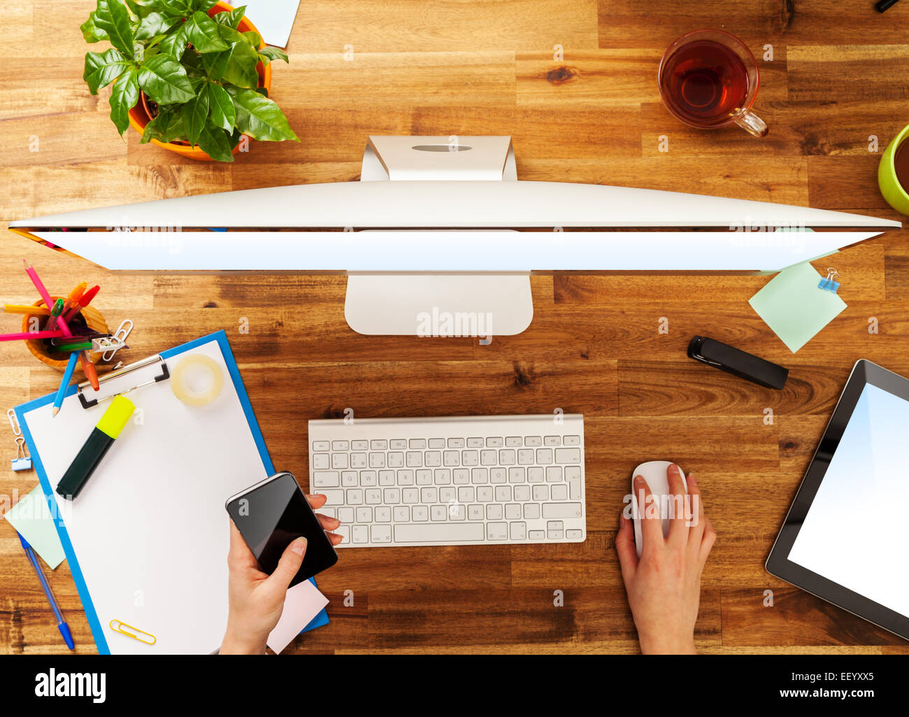 Femme travaillant avec l'ordinateur placé sur le bureau en bois. Prise de vue aérienne Banque D'Images