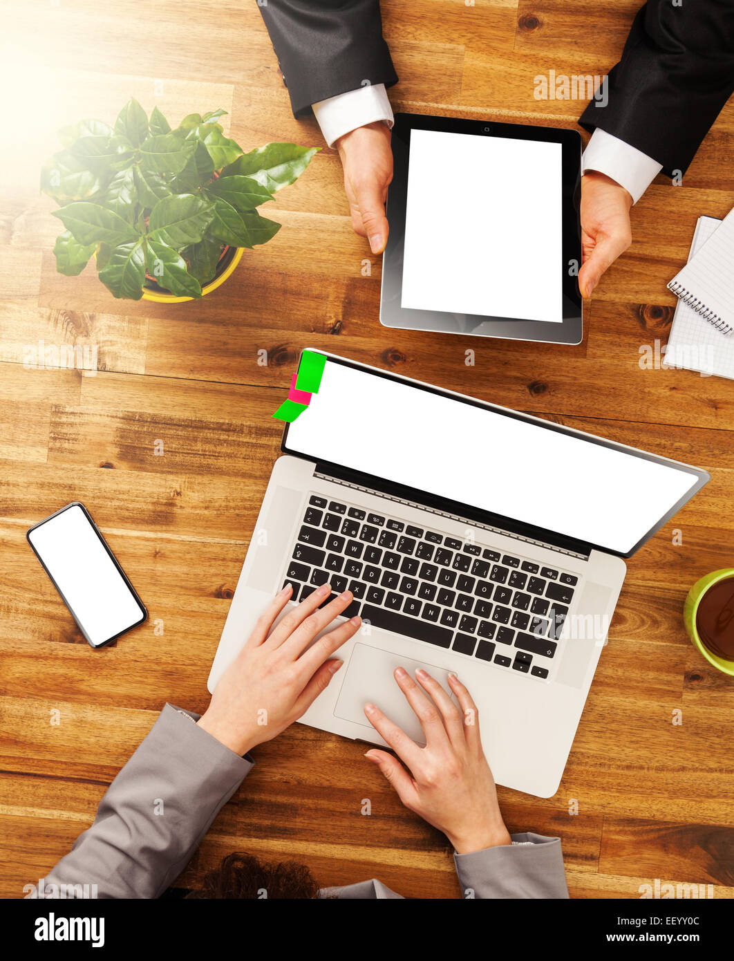 L'homme et la femme travaillant sur les appareils numériques. Tourné à partir de la vue ci-dessus Banque D'Images