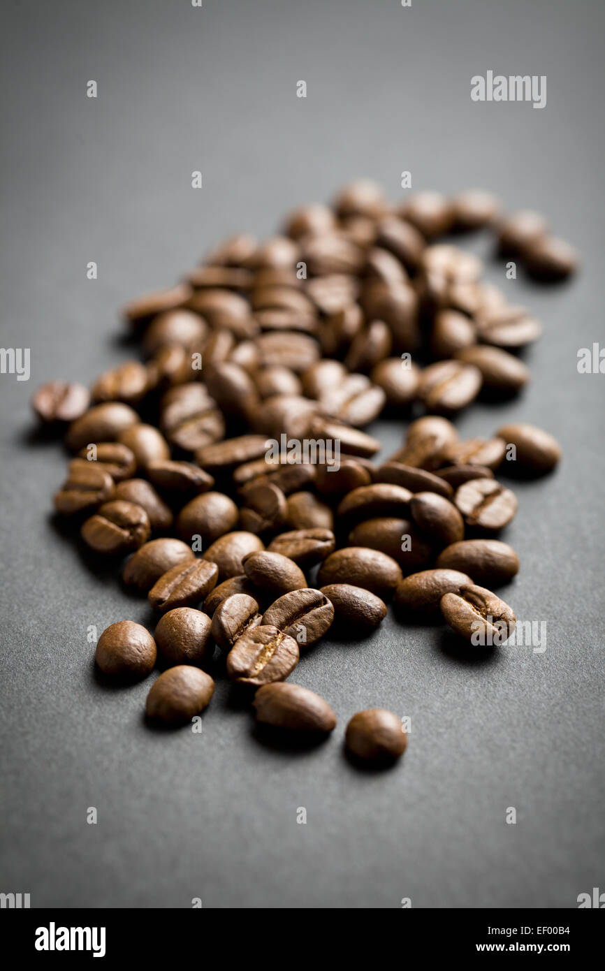 Les grains de café sur fond noir Banque D'Images