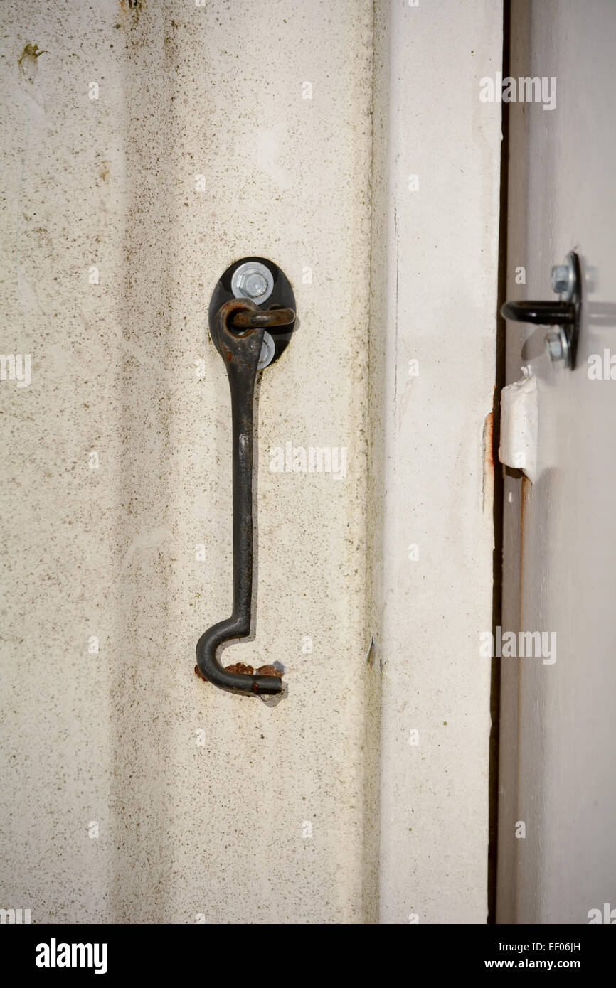 Crochet de verrouillage de porte sur mur du bâtiment Banque D'Images