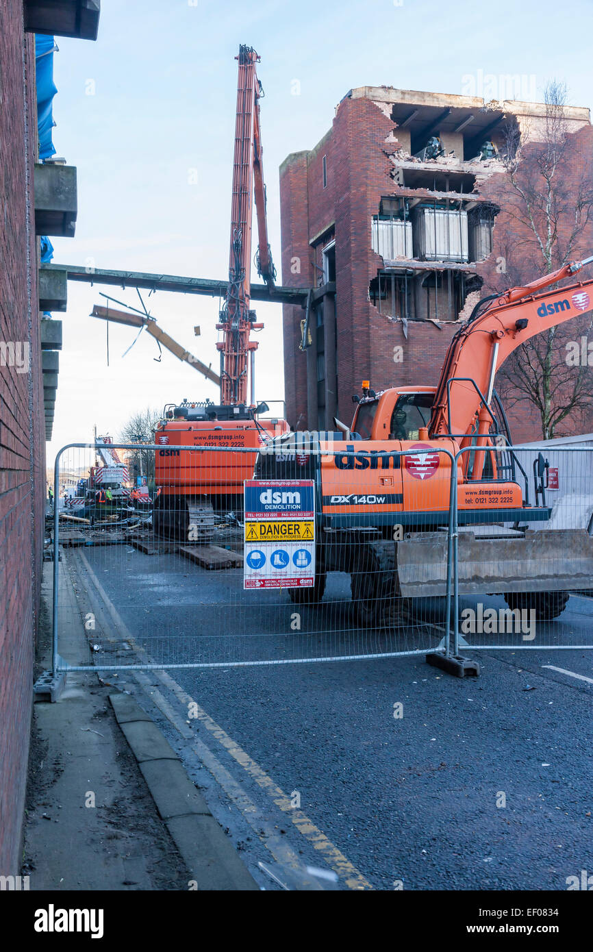 Northampton, Royaume-Uni. 24 janvier, 2015. Des travaux de démolition a commencé ce matin sur un pont d'accès, des bureaux et un grand parking de Northampton Greyfriars la vieille station de bus, avant la partie principale est démolie en mars, dans le cadre du réaménagement du centre-ville. Credit : Keith J Smith./Alamy Live News Banque D'Images