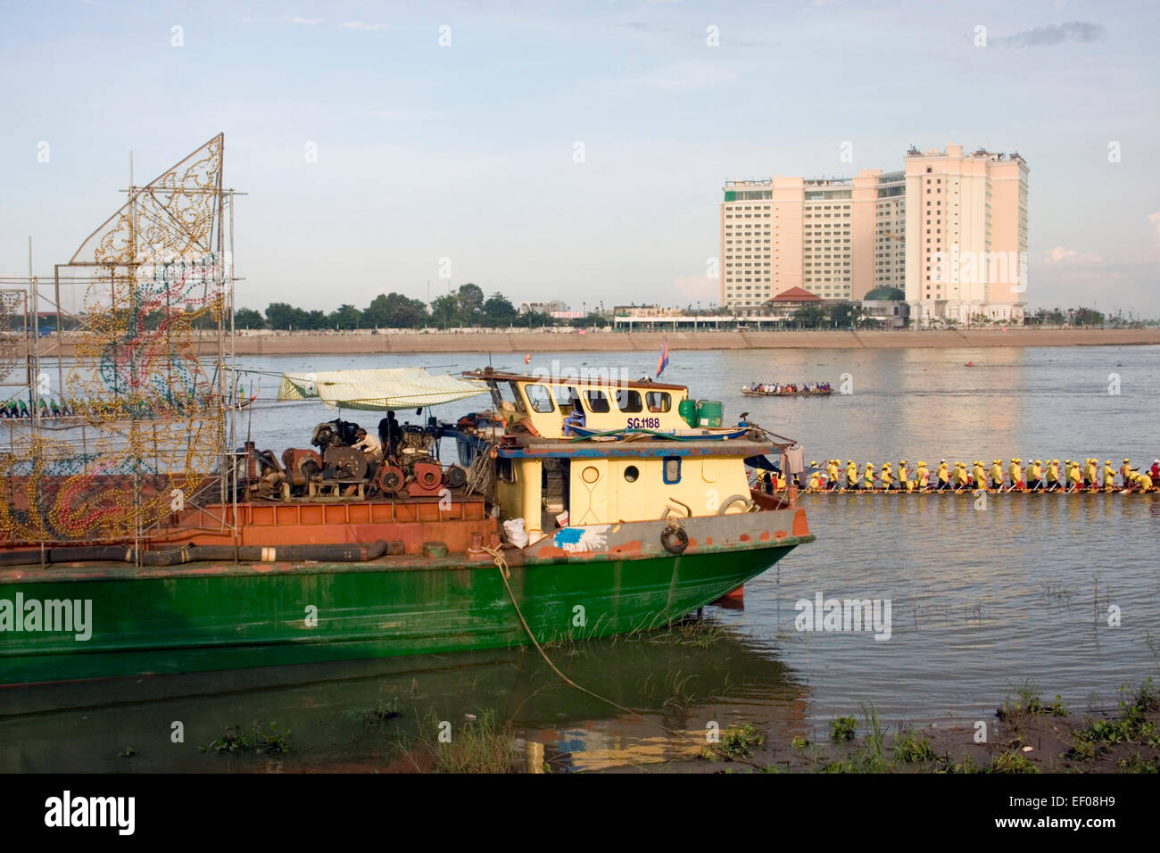 Un bateau de course est l'adoption d'une barge à l'assemblée annuelle de l'eau de Phnom Penh Festival sur le Mékong à Phnom Penh, Cambodge. Banque D'Images