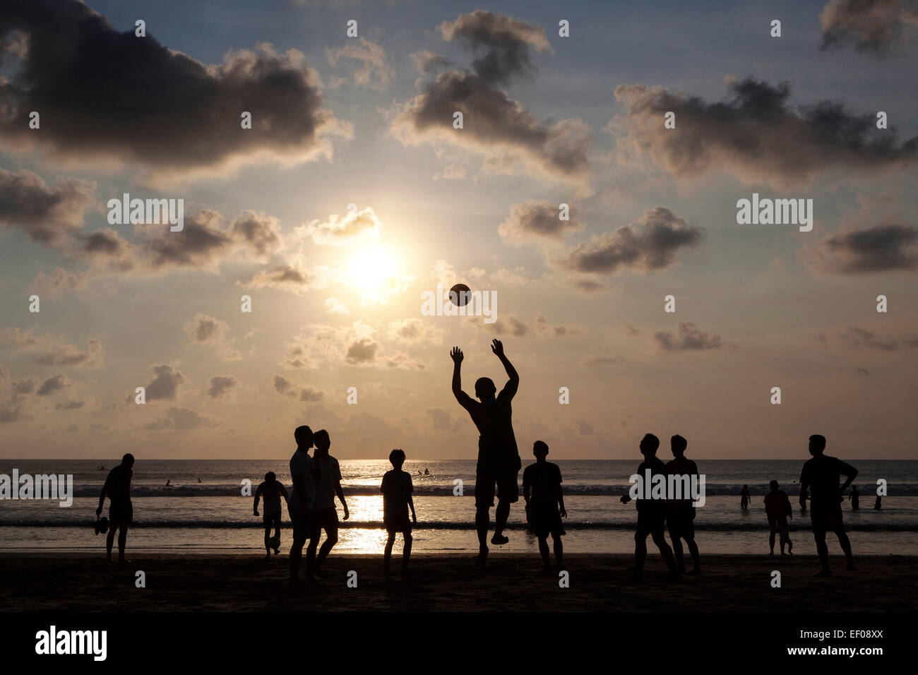 Les jeunes garçons jouant au football sur une plage à Bali, Indonsesia Banque D'Images