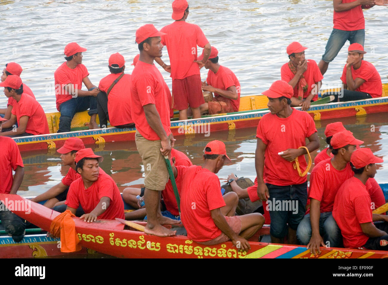 Les hommes sont rassemblés dans des bateaux de course lors de l'Assemblée Phnom Penh Fête de l'eau sur le Mékong à Phnom Penh, Cambodge. Banque D'Images