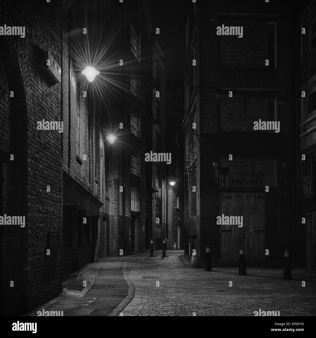 Une sombre et mystérieux Street à Londres dans les premières heures du matin. Banque D'Images