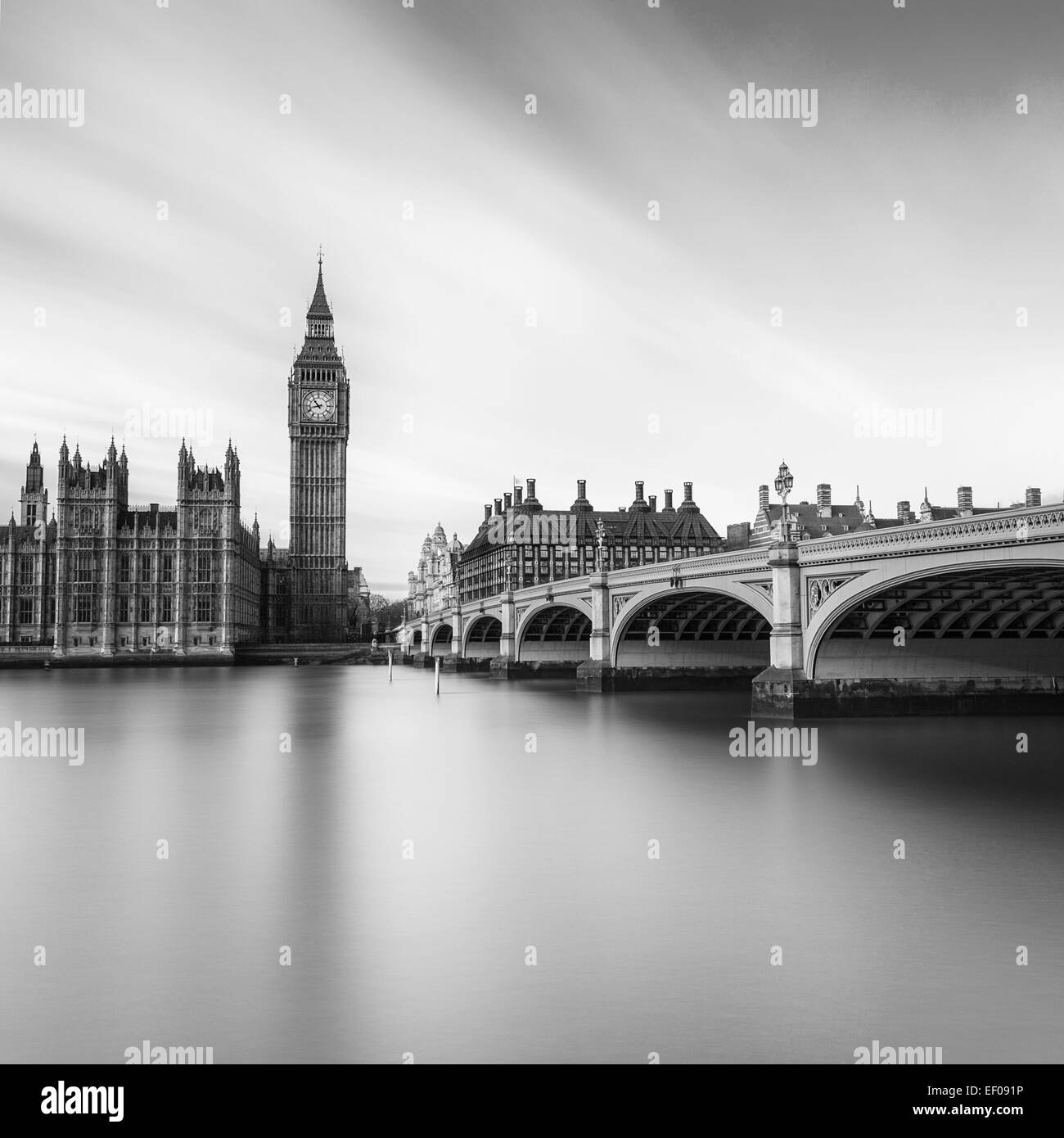 Londres, une vue emblématique de Big Ben et du Parlement de l'autre côté de la Tamise. Banque D'Images