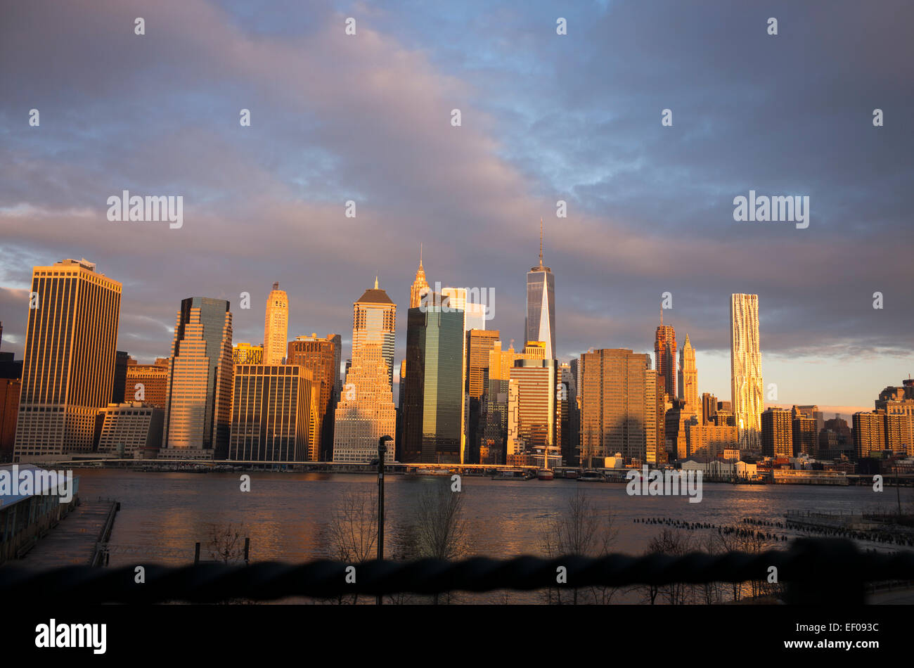 Un matin vue de Manhattan à New York City à partir de l'autre côté de l'East River. Banque D'Images