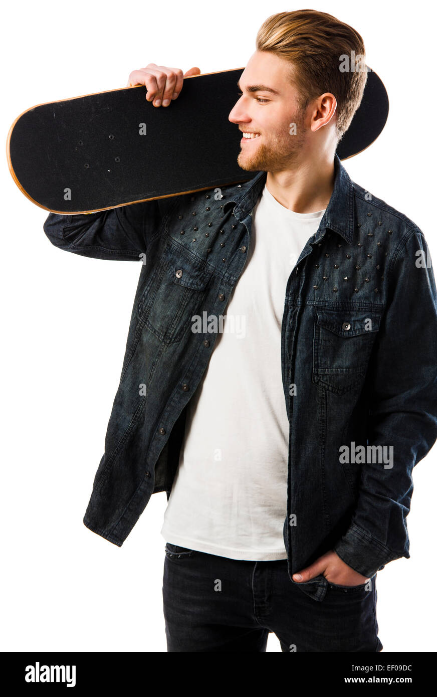 Portrait d'un jeune homme posant avec une planche à roulettes Banque D'Images