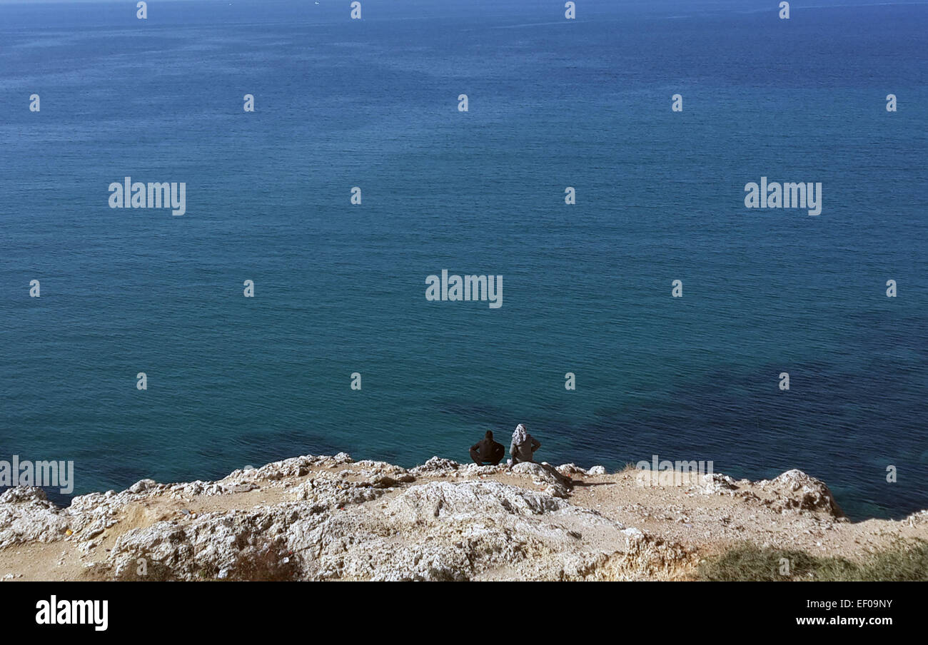 (150124) --Lattaquié, le 24 janvier 2015 (Xinhua) -- les gens profiter de la scène à une plage à Lattaquié, Syrie, 24 janvier 2015. (Xinhua/Bassem Tellawi) Banque D'Images