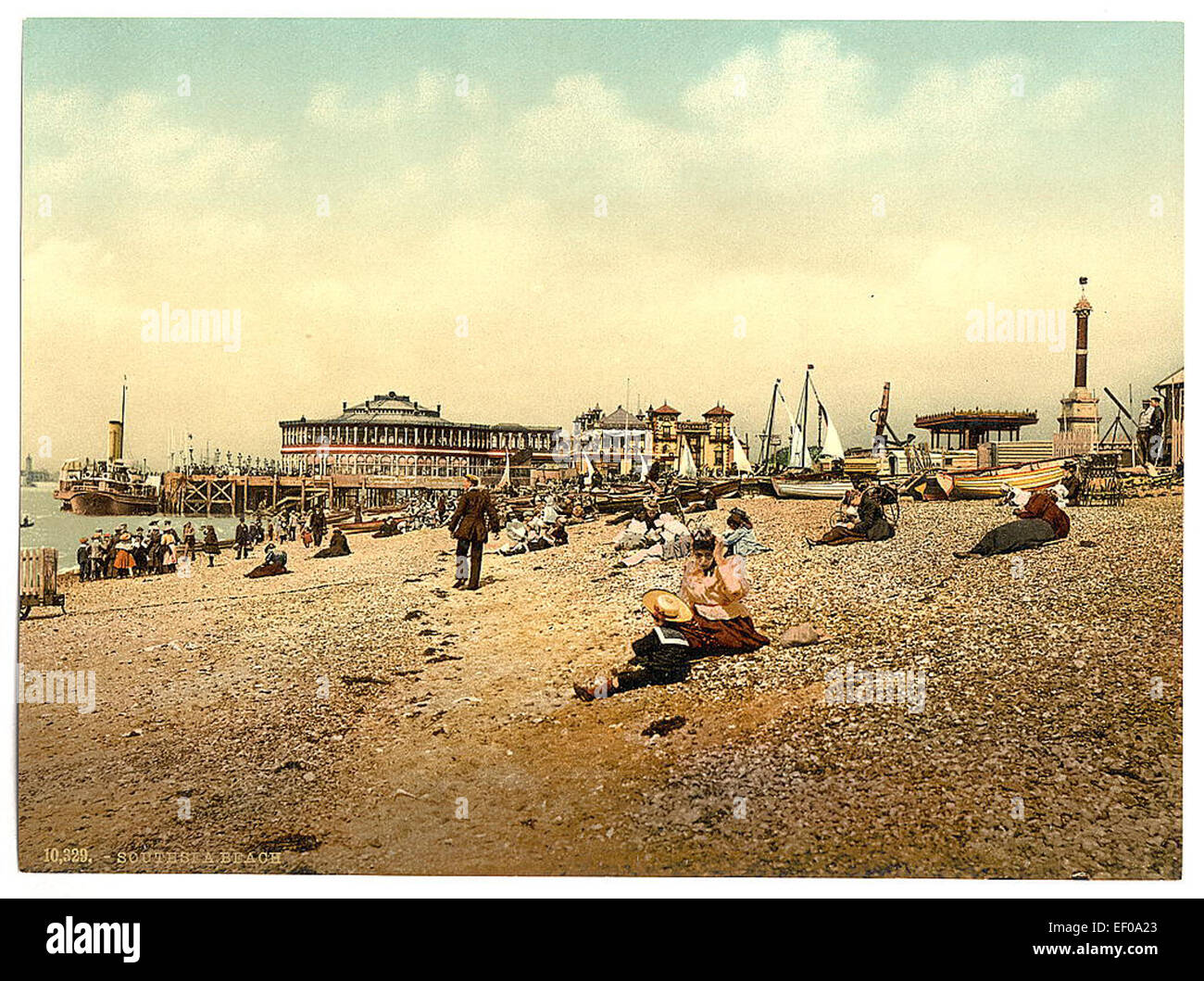Une image pittoresque de Southsea Beach en Angleterre, capturant le paysage et les amateurs de plage. La photo offre un aperçu de la culture de la plage et des loisirs de plein air dans cette région côtière. Banque D'Images