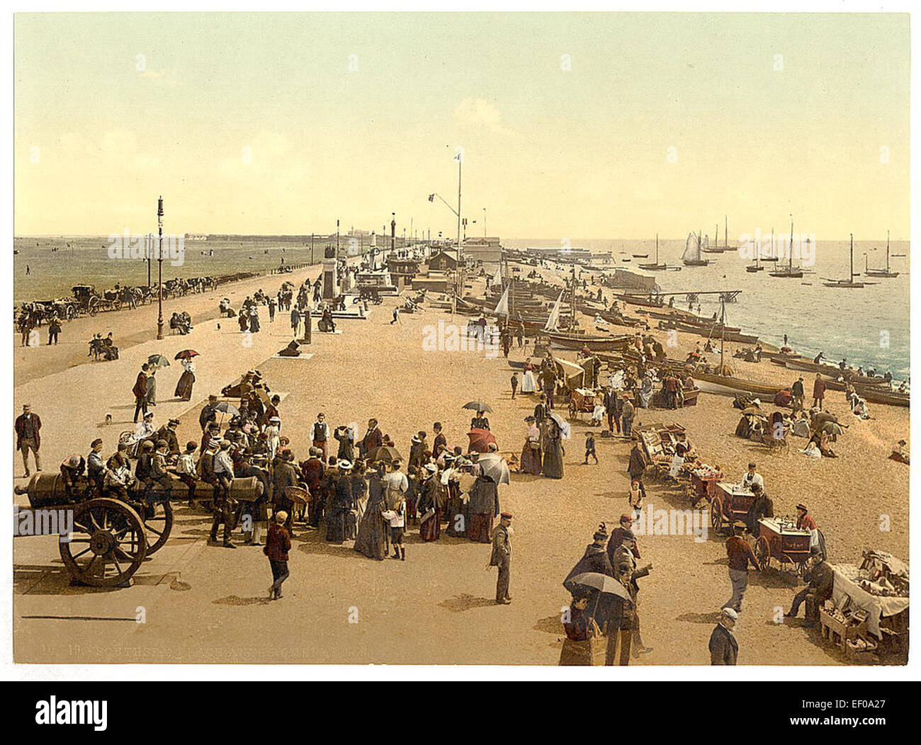 Southsea Beach, situé en Angleterre, est une destination balnéaire populaire connue pour sa longue promenade, ses galets et ses vues sur le Solent. Il a été un endroit clé pour les touristes et les habitants depuis de nombreuses années, offrant des activités récréatives et des promenades pittoresques. Banque D'Images