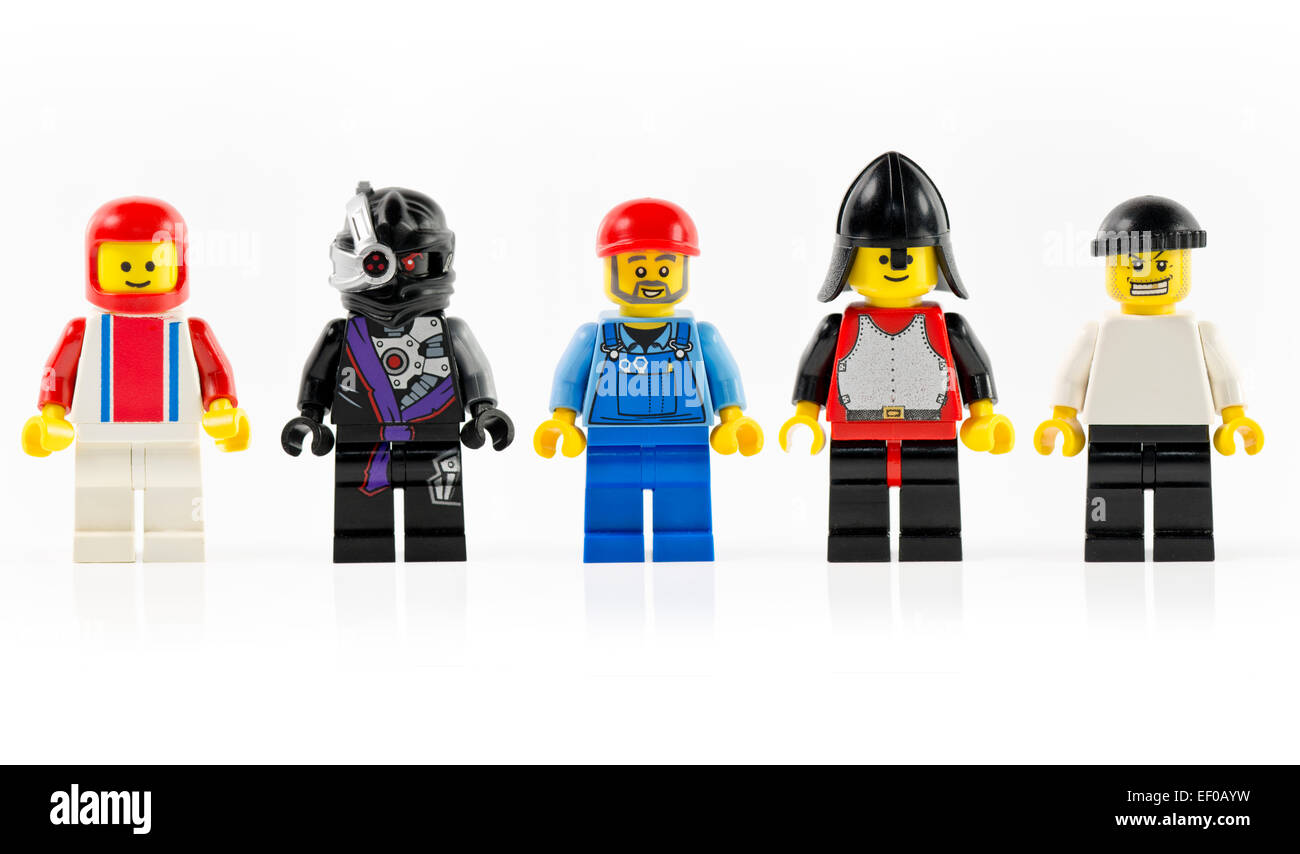 Un groupe de cinq différents personnages lego mini isolé sur blanc. Lego est une gamme populaire de Banque D'Images