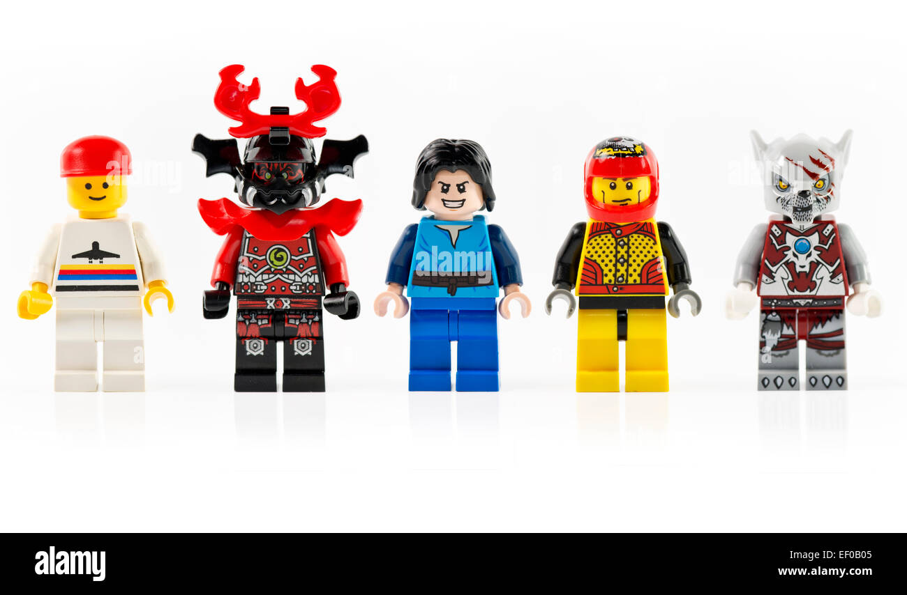 Un groupe de cinq différents personnages lego mini isolé sur blanc. Lego est une gamme populaire de Banque D'Images