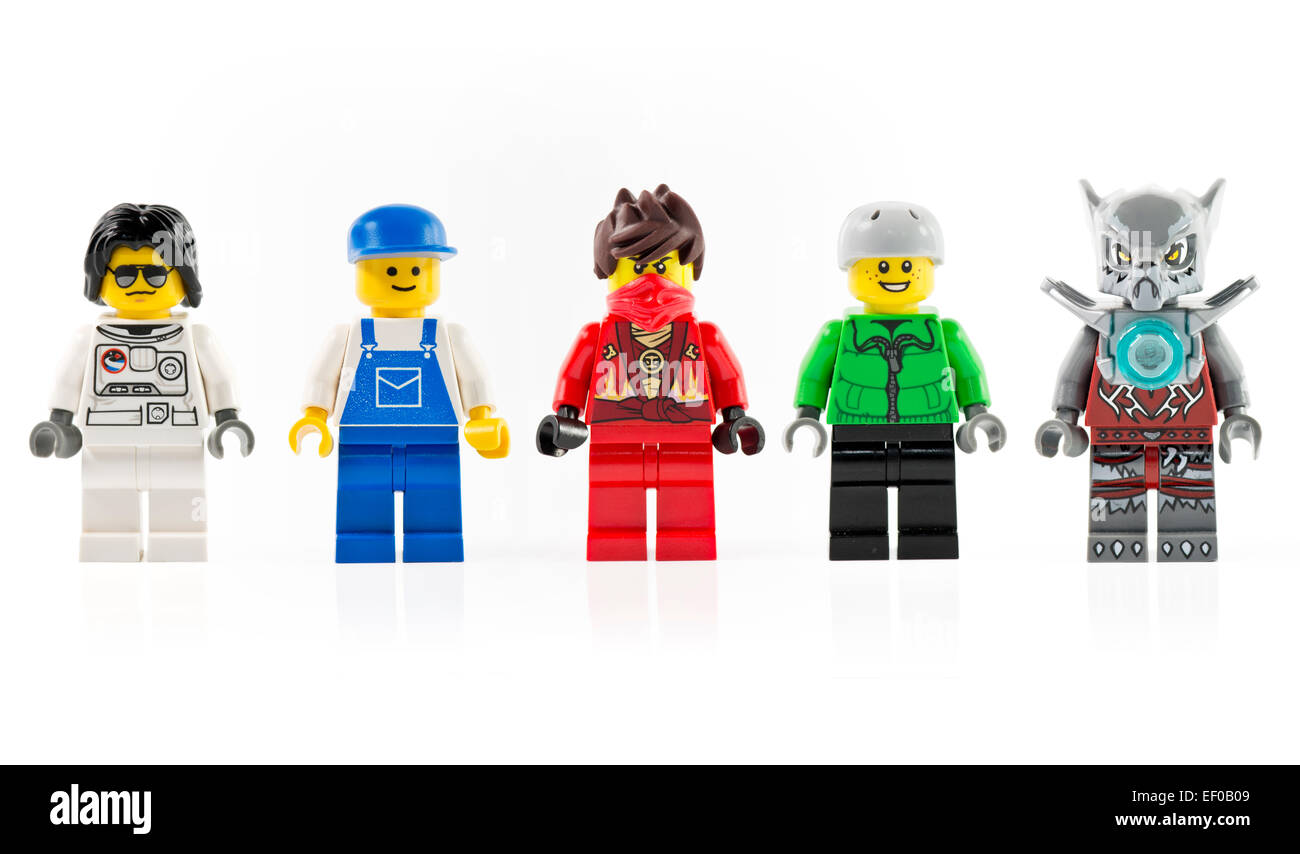 Un groupe de cinq différents personnages lego mini isolé sur blanc. Lego est une gamme populaire de Banque D'Images