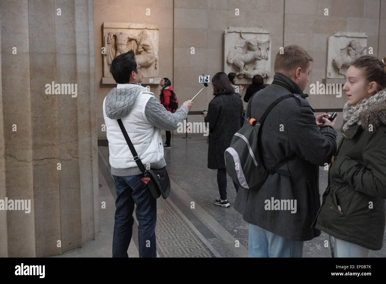 Vendredi 22 Janvier 2015 - Les touristes et les visiteurs de la British Museum, Londres, prendre 'selfies' d'eux-mêmes à l'aide de bâtons selfies - un monopod utilisée pour prendre des photographies selfies en positionnant un smartphone ou appareil photo au-delà de la plage normale du bras. Les bâtons sont interdits dans plusieurs salles au Royaume-Uni et ailleurs. Banque D'Images