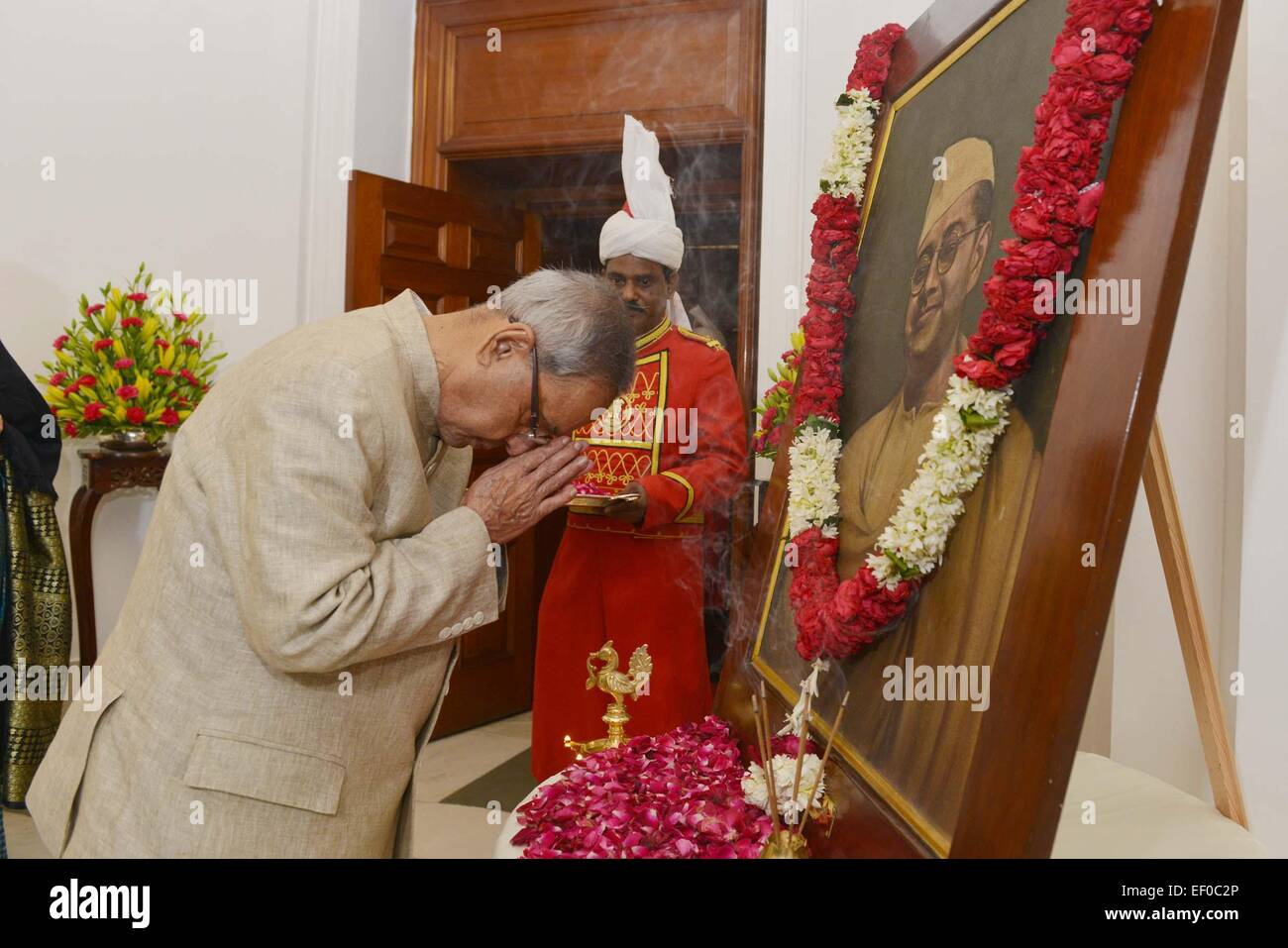 Le Président de l'Inde, Shri Pranab Mukherjee, payer des tributs floraux au portrait de Netaji Subhash Chandra Bose à l'occasion de son anniversaire de naissance à Rashtrapati Bhavan. © Bhaskar Mallick/Pacific Press/Alamy Live News Banque D'Images