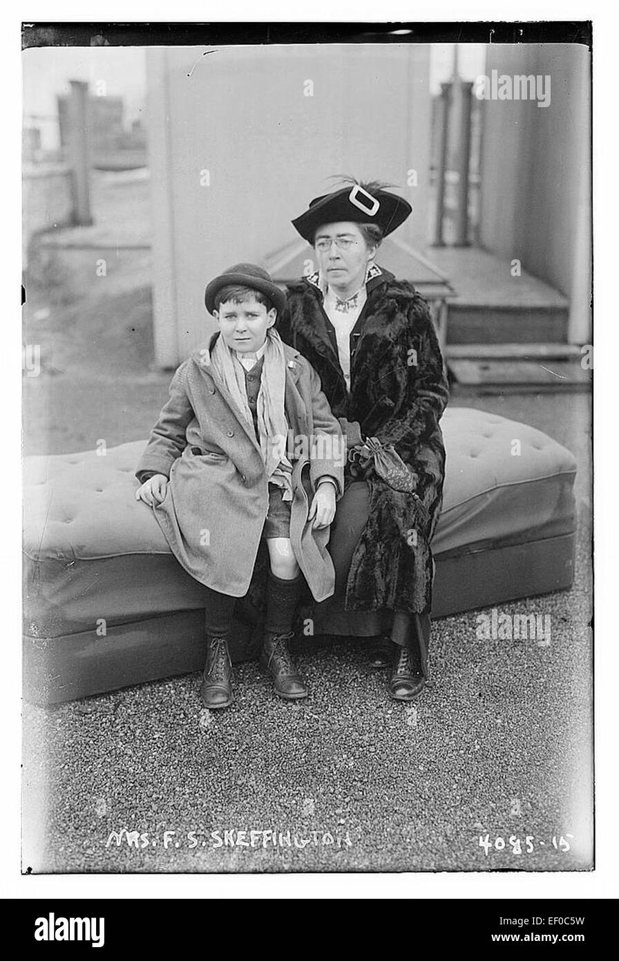 Photographie de MRS FS Skeffington et de son fils, prise au milieu du XXe siècle. L'image dépeint un moment familial, reflétant le style de portraits de famille de l'époque et les normes culturelles. Banque D'Images