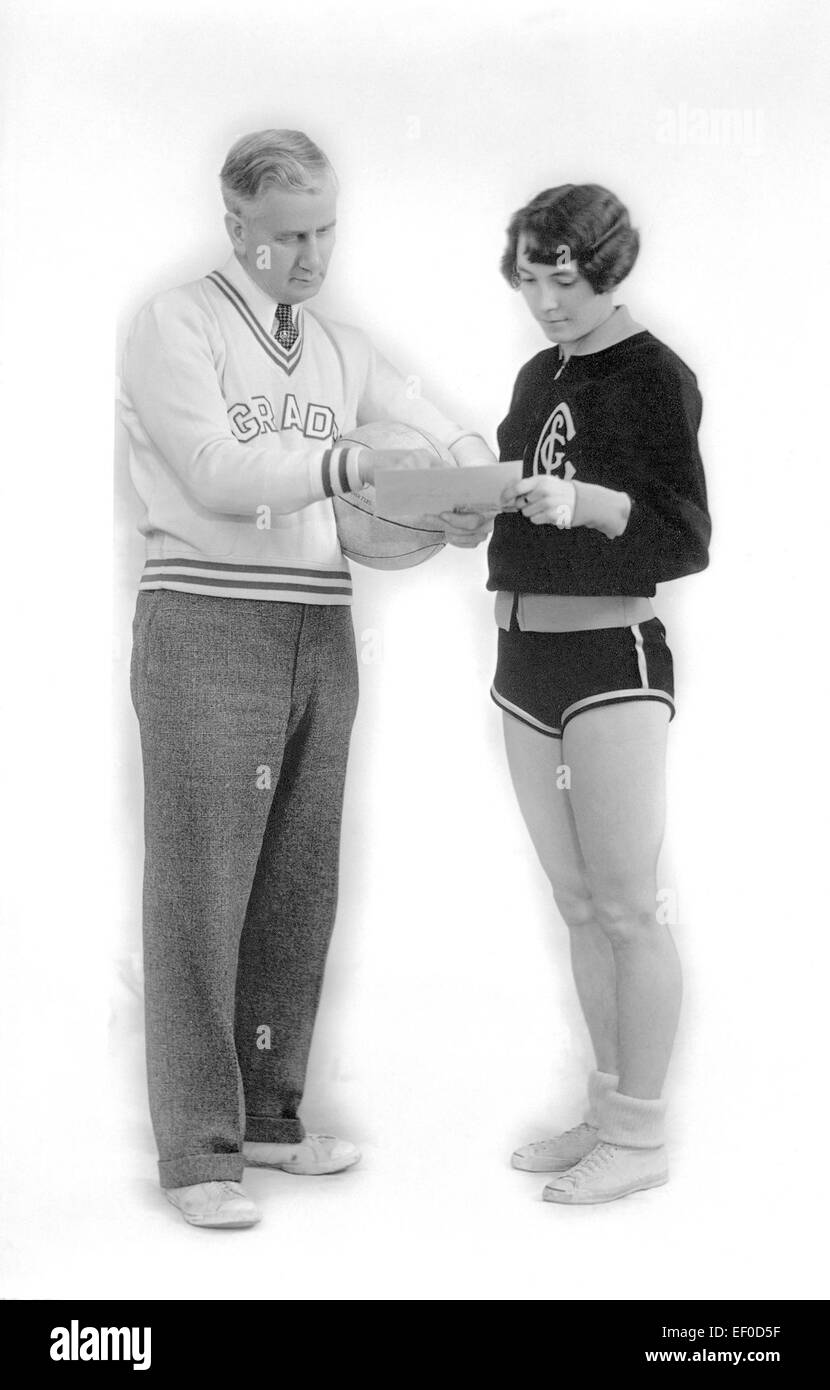 Cette image montre l'entraîneur J. Percy page et le capitaine de l'équipe Etta Dann, possiblement dans un cadre sportif. Il reflète le leadership et l'athlétisme des individus qui pratiquent leurs sports d'équipe. Banque D'Images