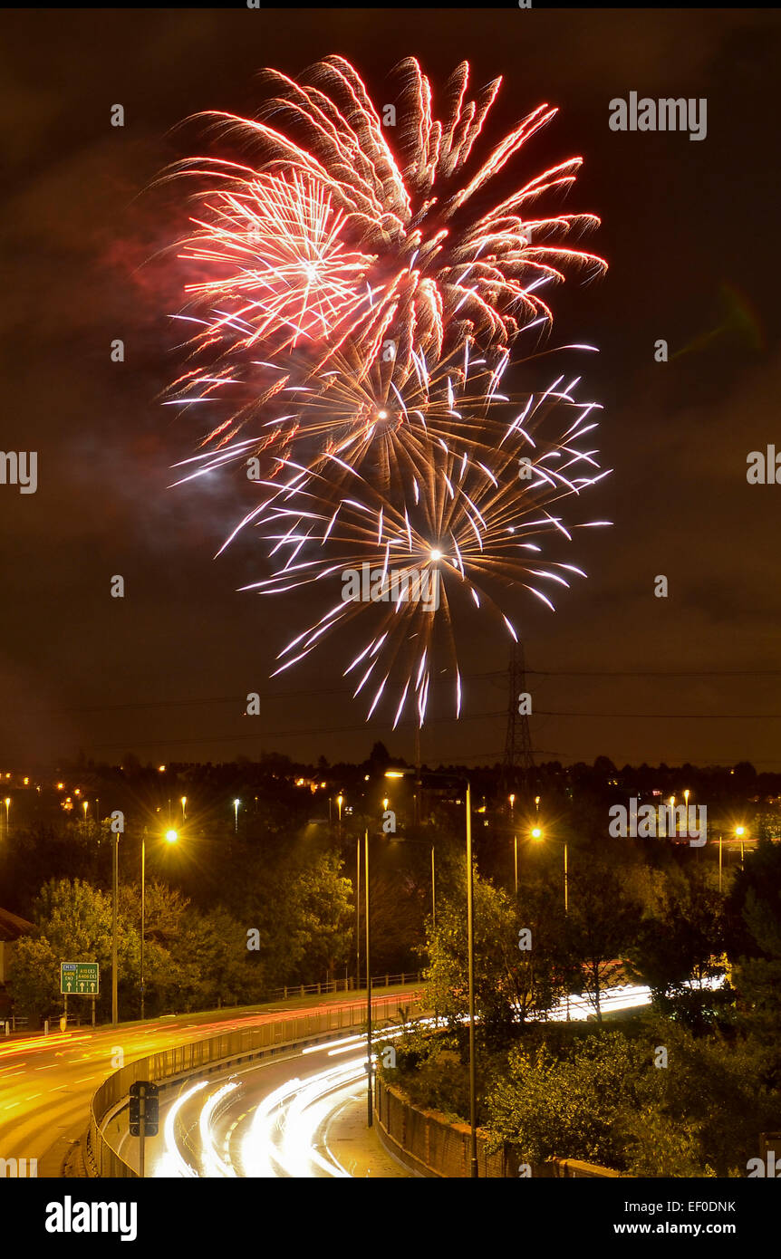 Feu d'artifice le 5 novembre avec les lumières des stries de voitures sur la route A12 en dessous Banque D'Images