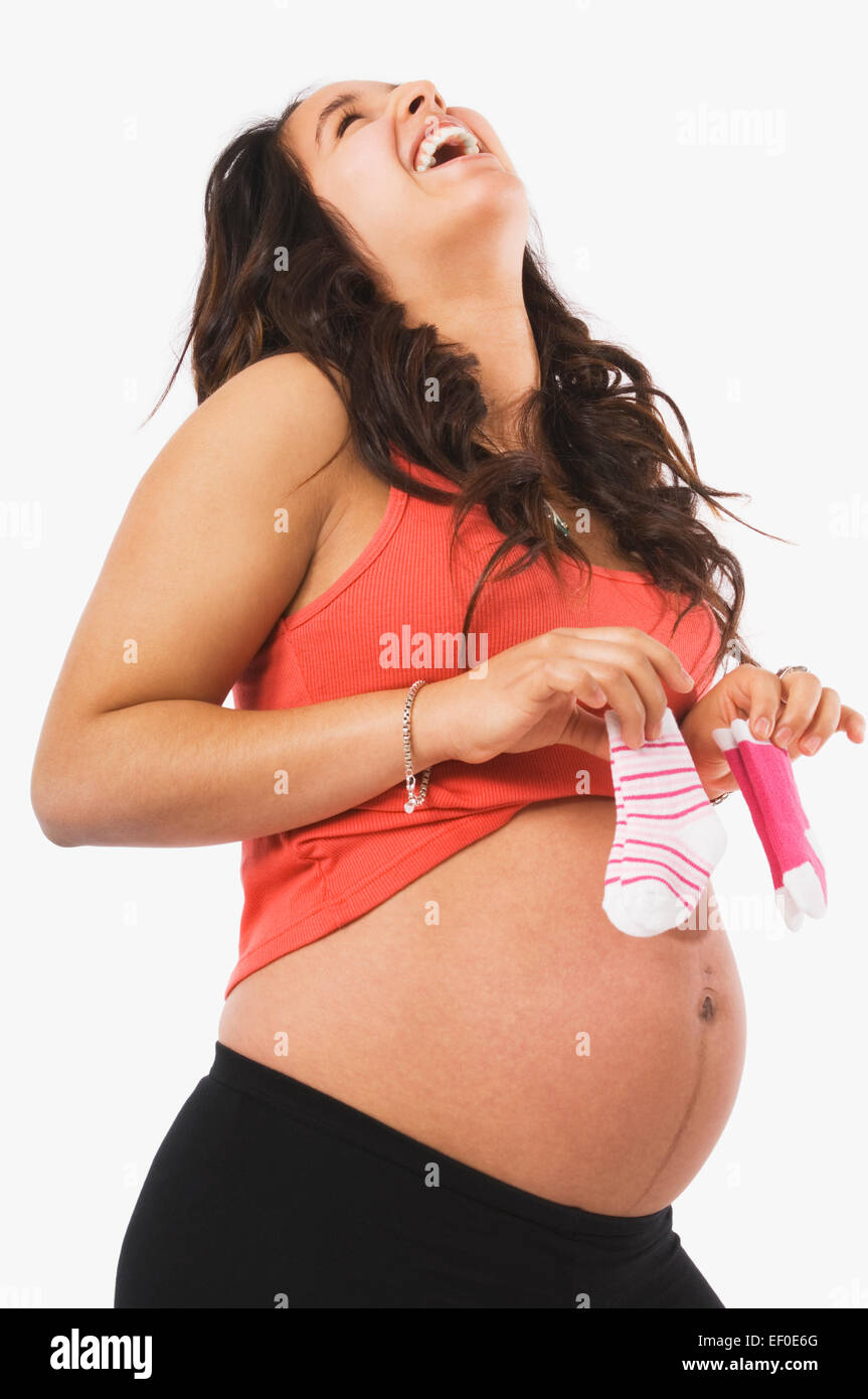 Femme enceinte tenant une paire de chaussettes bébé Banque D'Images