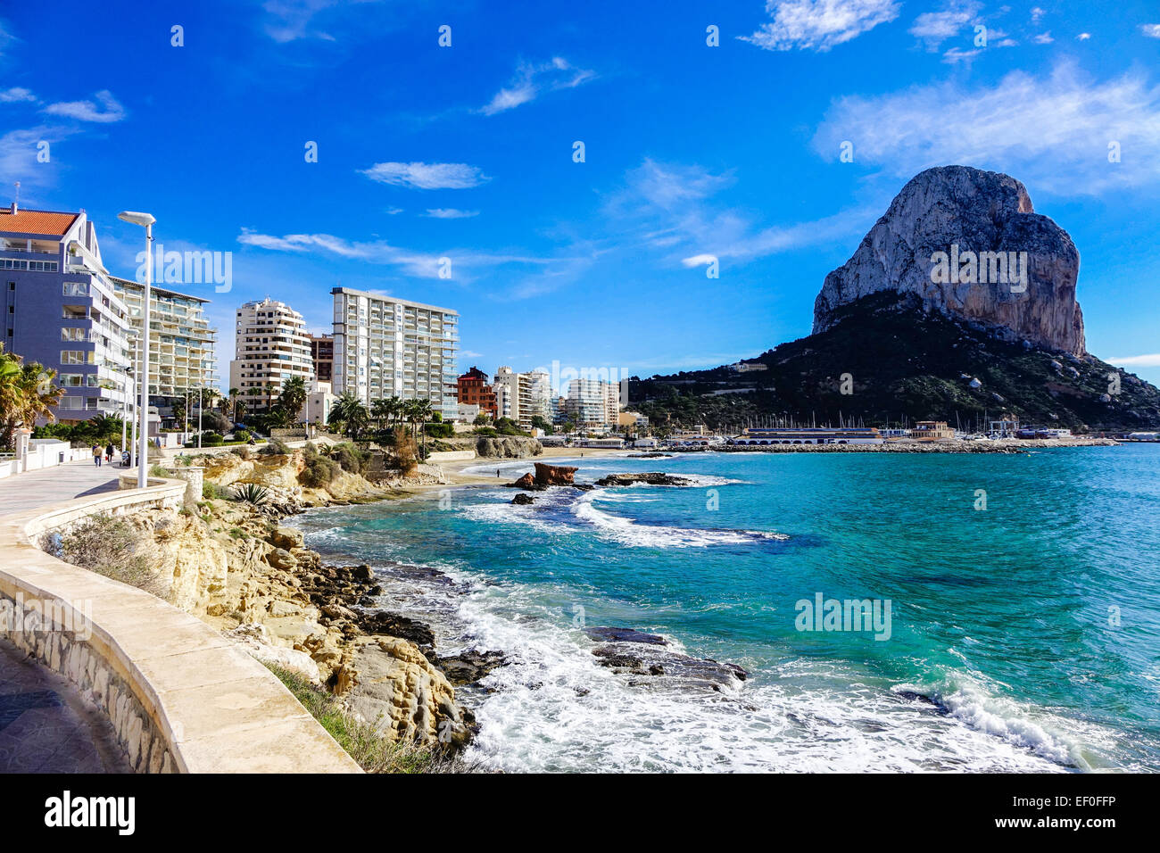 Calpe, Costa Blanca, Espagne Penon de Ifach Rock, ou le rock du Nord, des vagues et un ciel bleu Banque D'Images