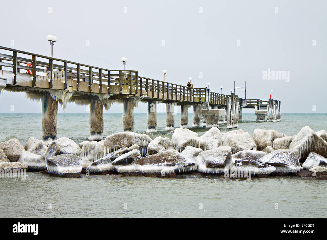 Jetée de Wustrow en hiver. Banque D'Images