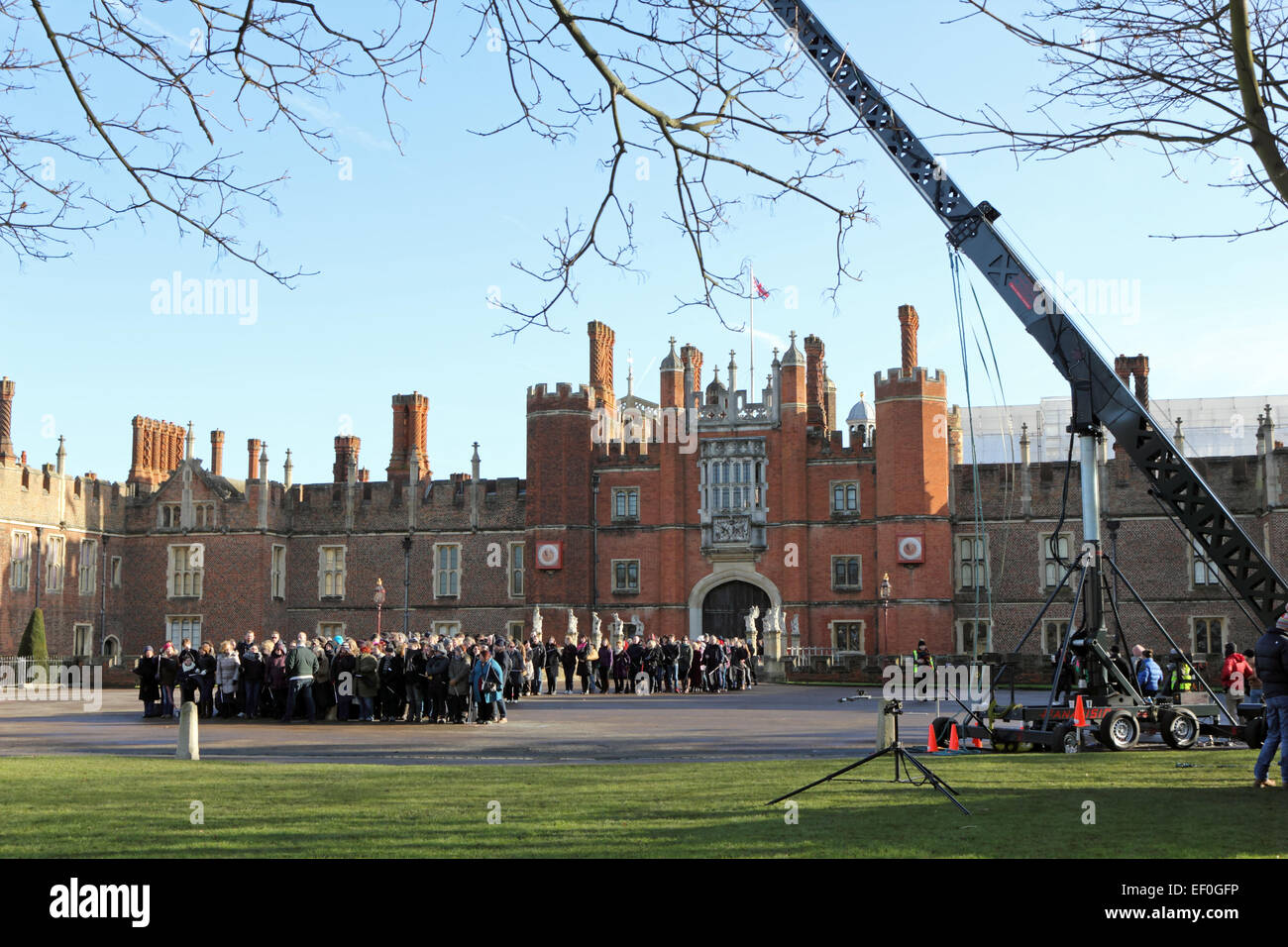 Hampton Court, SW London, England UK. 24 janvier 2015. Le tournage a eu lieu aujourd'hui à l'extérieur du Palais Royal à Hampton Court pour un film promotionnel pour célébrer le 500e anniversaire de l'ancien grand chambre d'être transformé dans le palais que nous connaissons aujourd'hui. Credit : Julia Gavin UK/Alamy Live News Banque D'Images