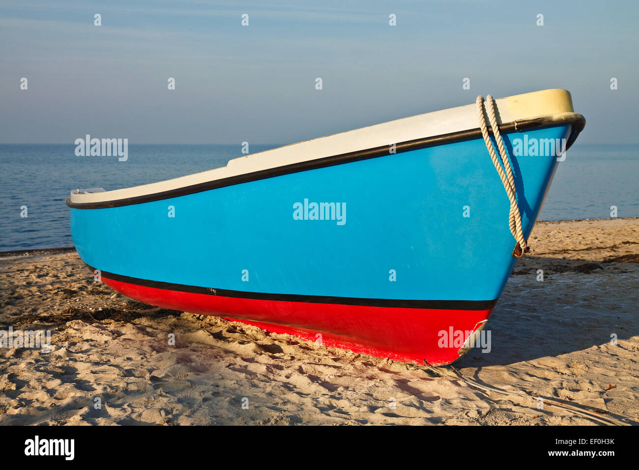 Bateau de pêche sur la côte de la mer Baltique. Banque D'Images